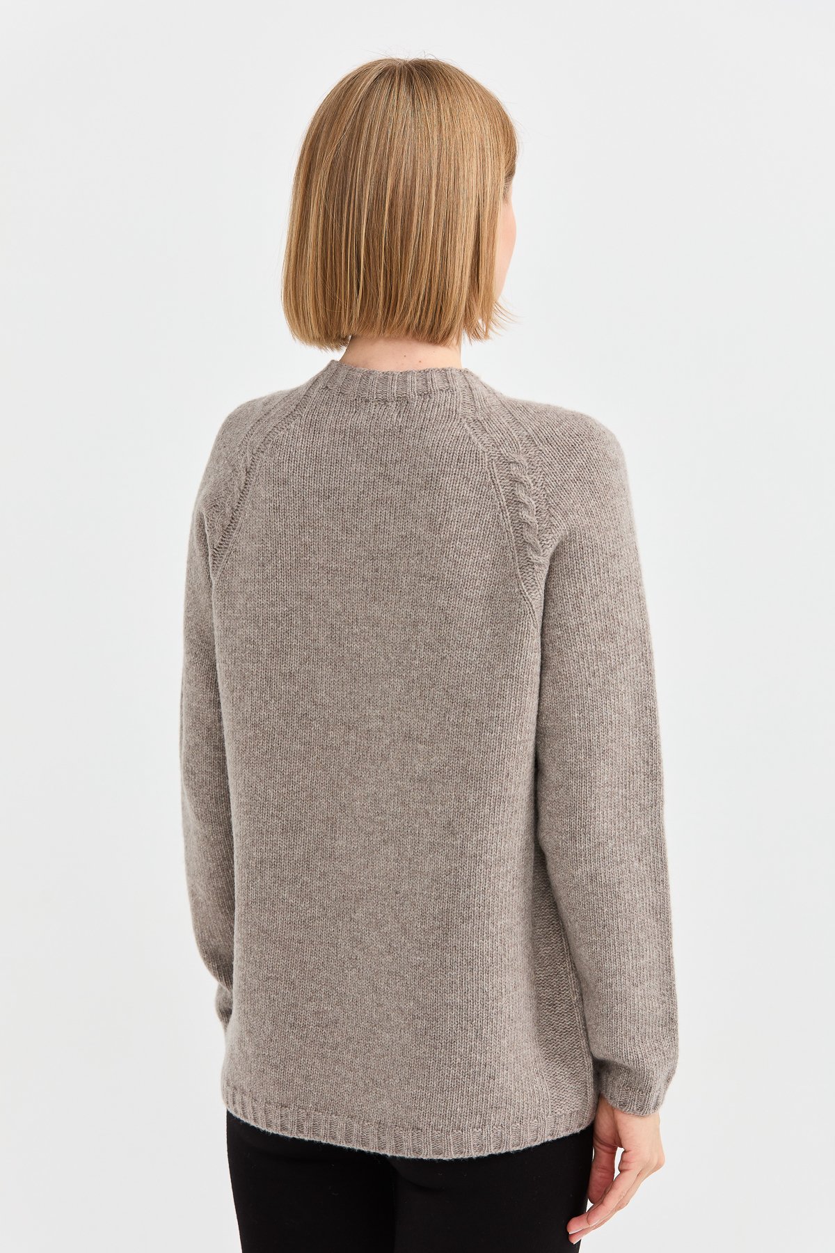 22096Kadın Sıfır Yaka Omzu Saç Örgülü Yün Kazak Vizon