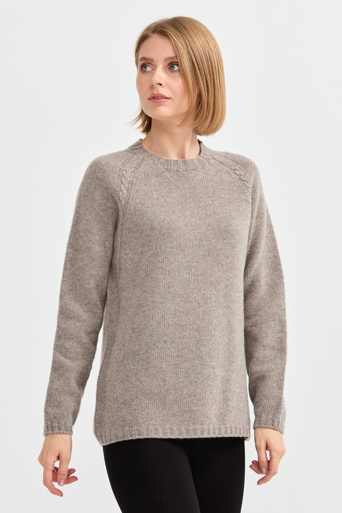 22096Kadın Sıfır Yaka Omzu Saç Örgülü Yün Kazak Vizon