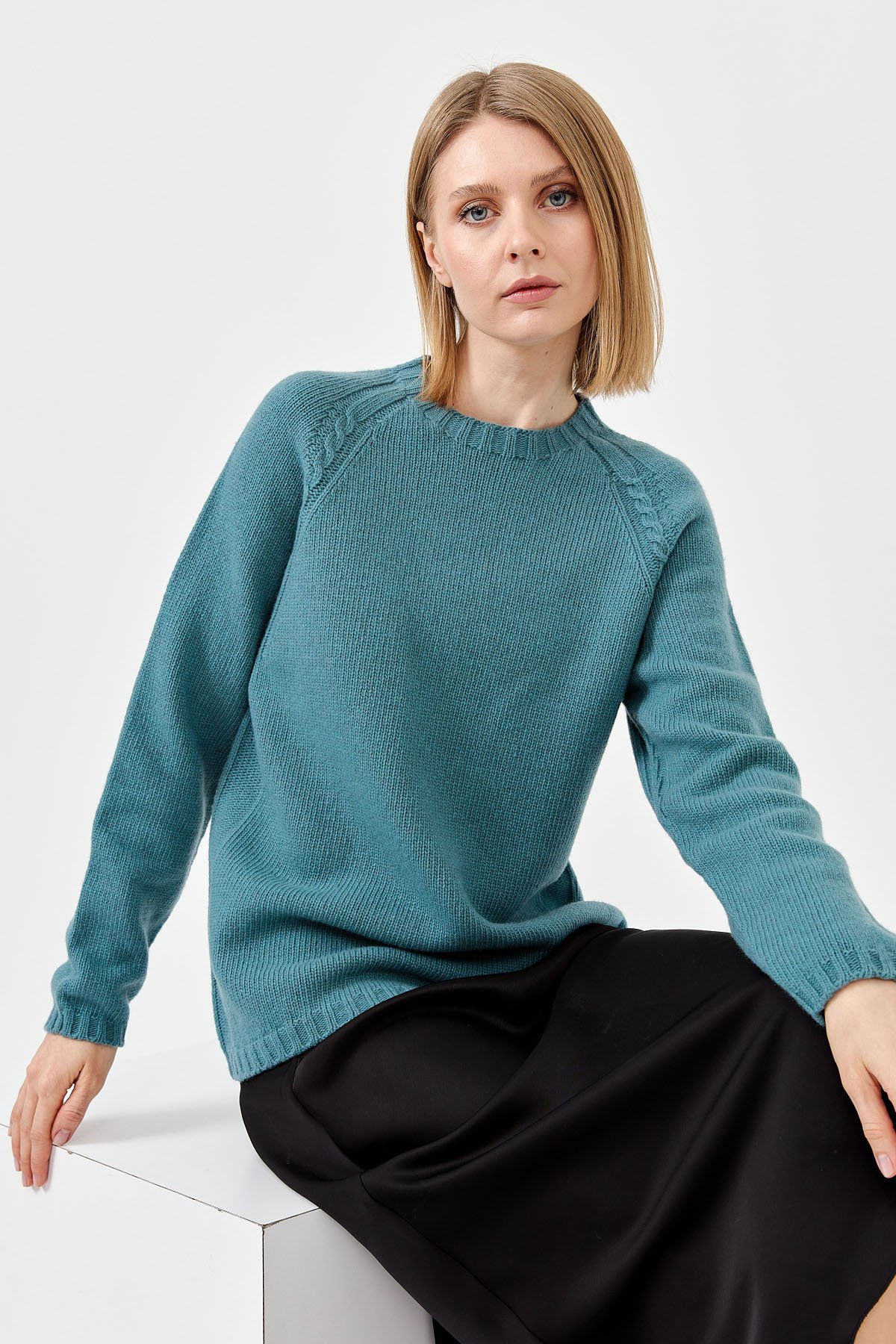 22096Kadın Sıfır Yaka Omzu Saç Örgülü Yün Kazak M.Yeşili