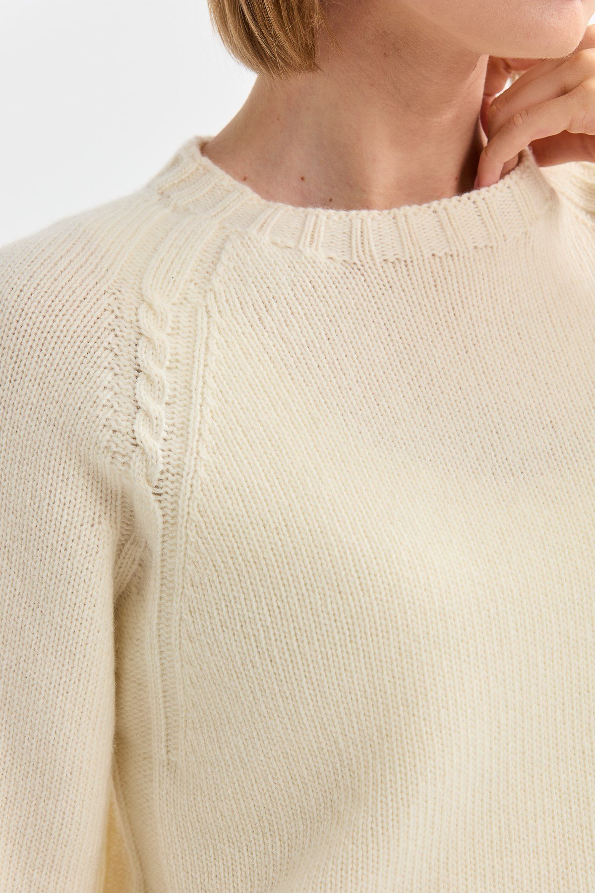 22096Kadın Sıfır Yaka Omzu Saç Örgülü Yün Kazak Kemik