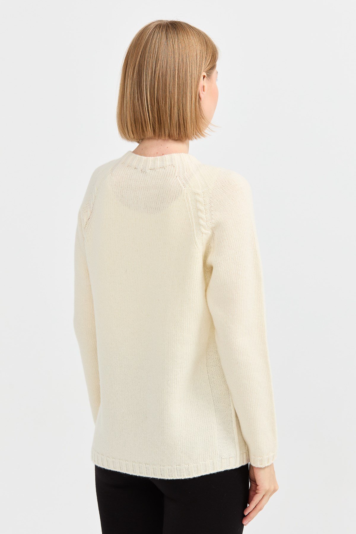 22096Kadın Sıfır Yaka Omzu Saç Örgülü Yün Kazak Kemik