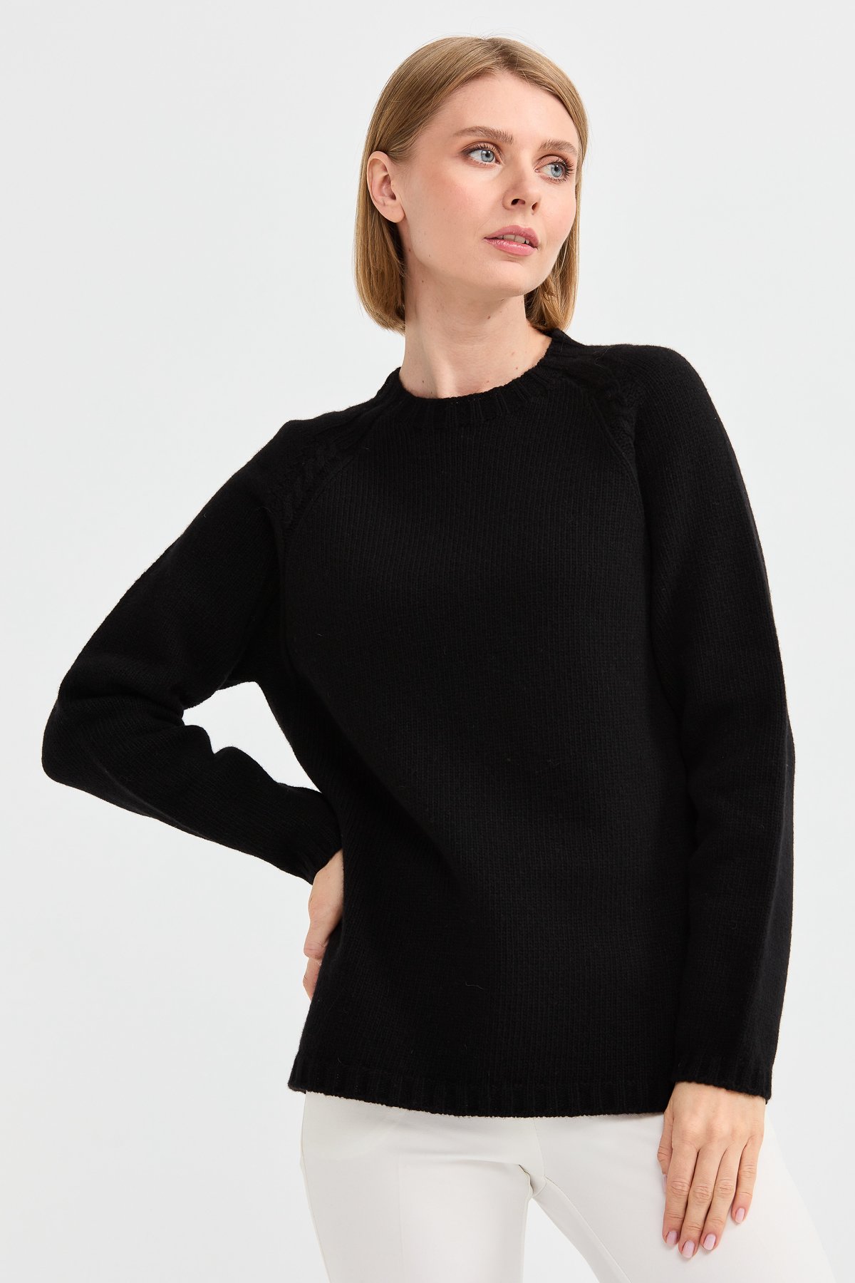 22096Kadın Sıfır Yaka Omzu Saç Örgülü Yün Kazak Siyah