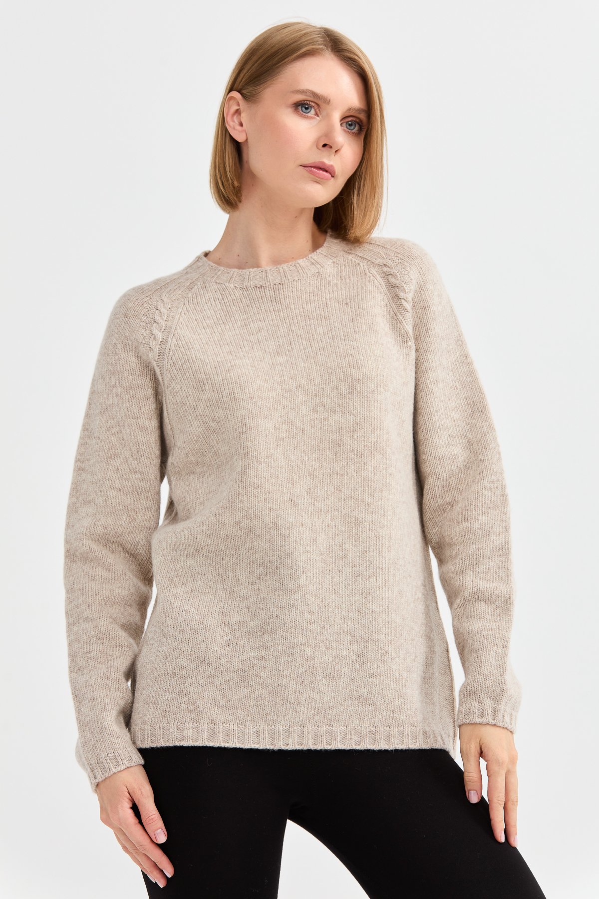 22096Kadın Sıfır Yaka Omzu Saç Örgülü Yün Kazak V.Bej