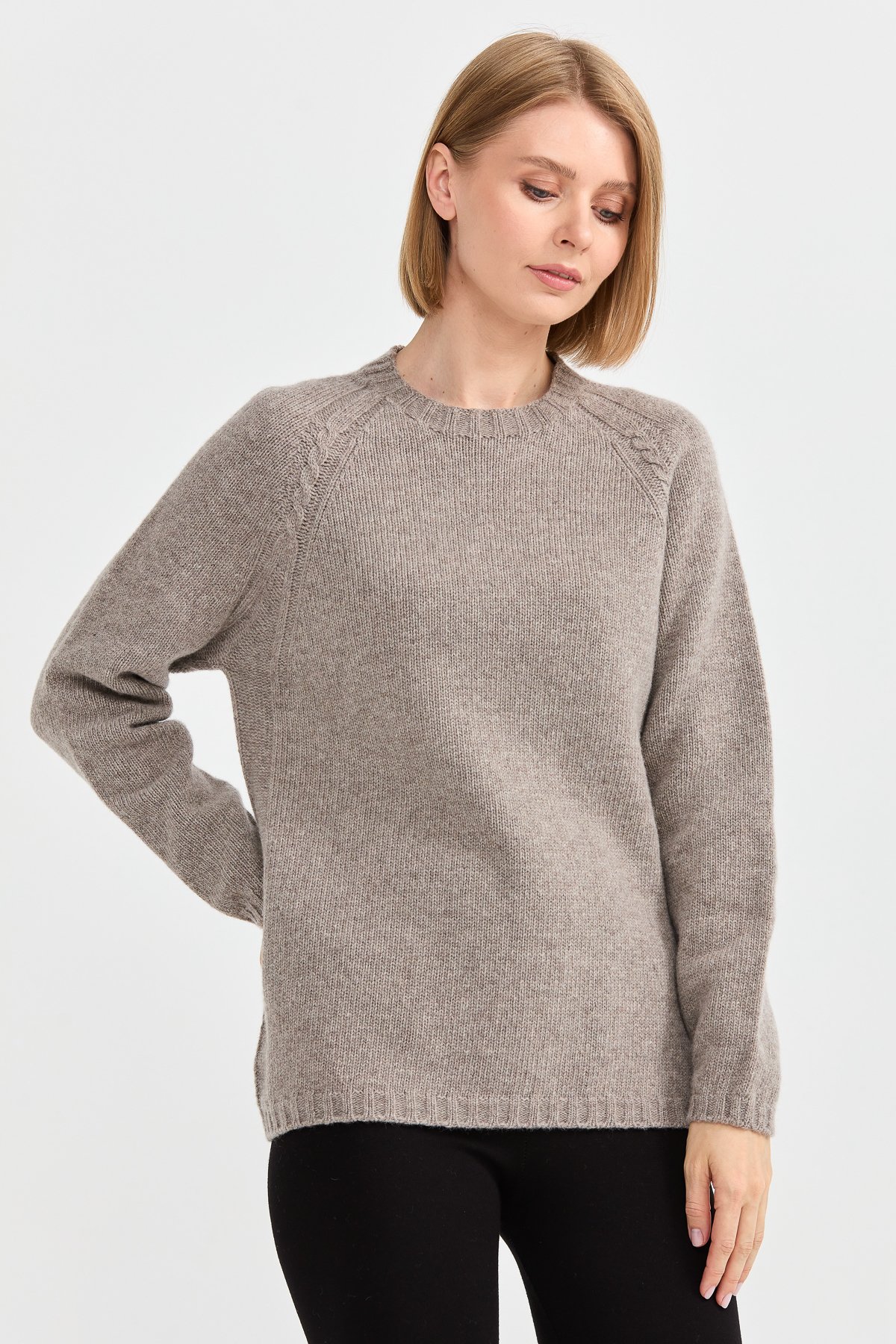 22096Kadın Sıfır Yaka Omzu Saç Örgülü Yün Kazak Vizon