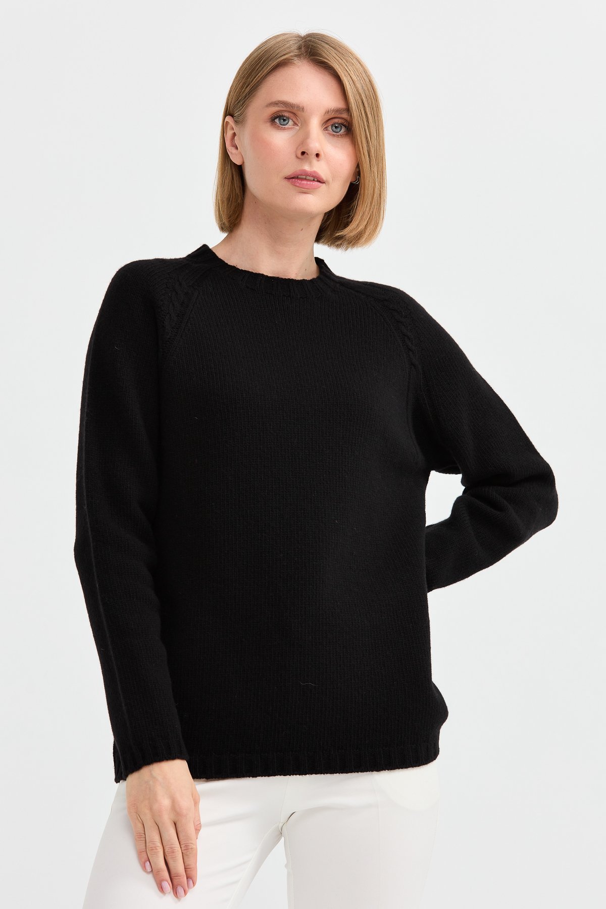 22096Kadın Sıfır Yaka Omzu Saç Örgülü Yün Kazak Siyah