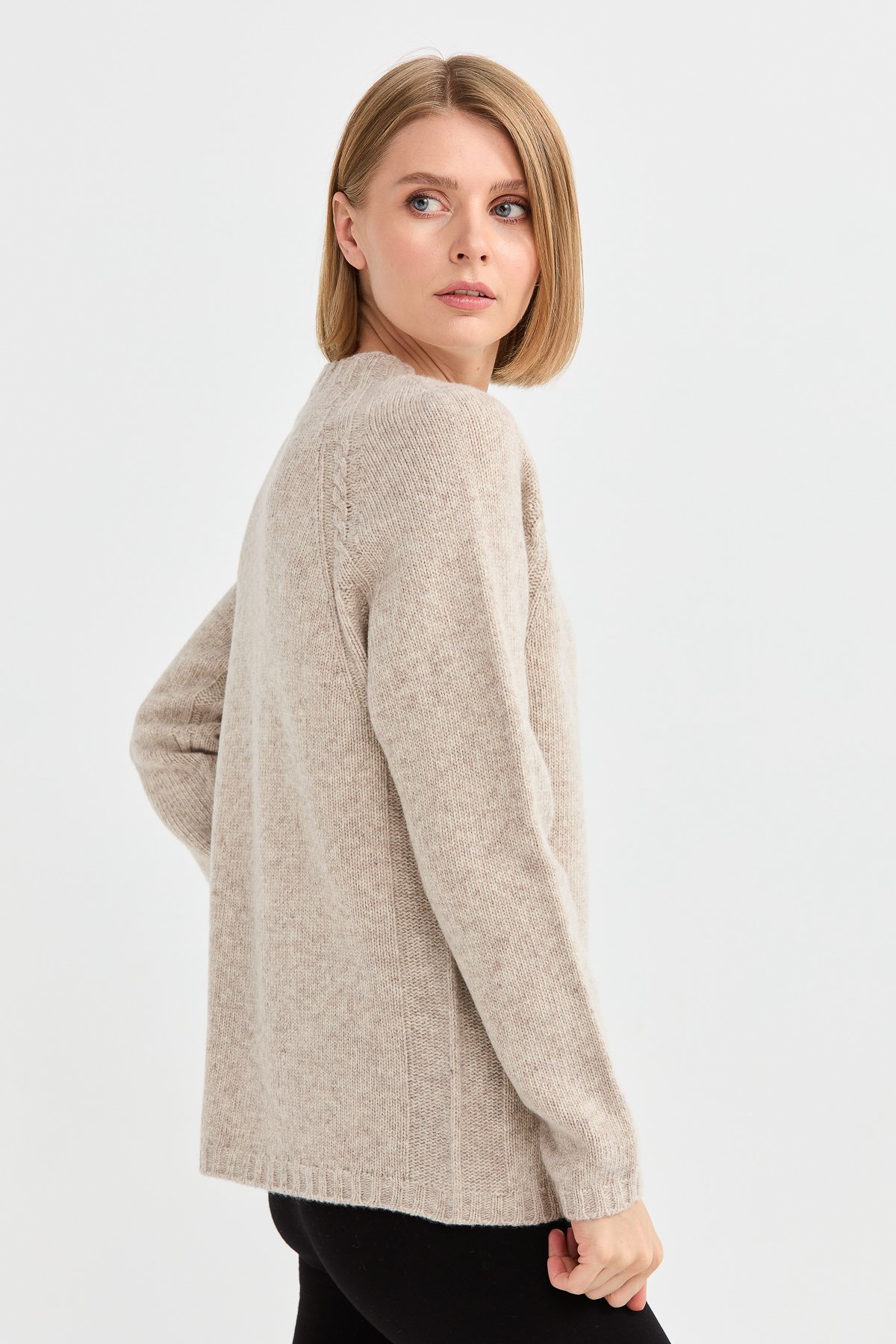 22096Kadın Sıfır Yaka Omzu Saç Örgülü Yün Kazak V.Bej