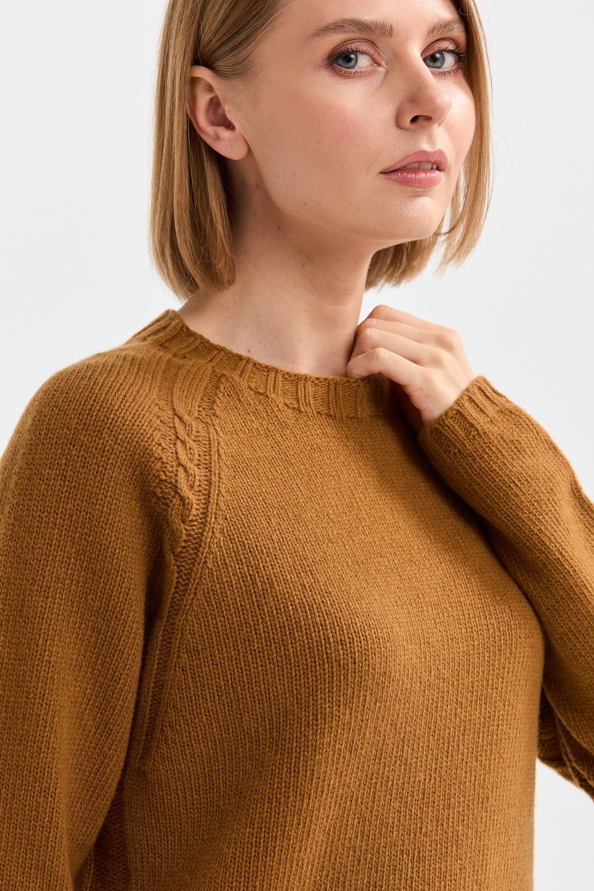 22096Kadın Sıfır Yaka Omzu Saç Örgülü Yün Kazak Taba