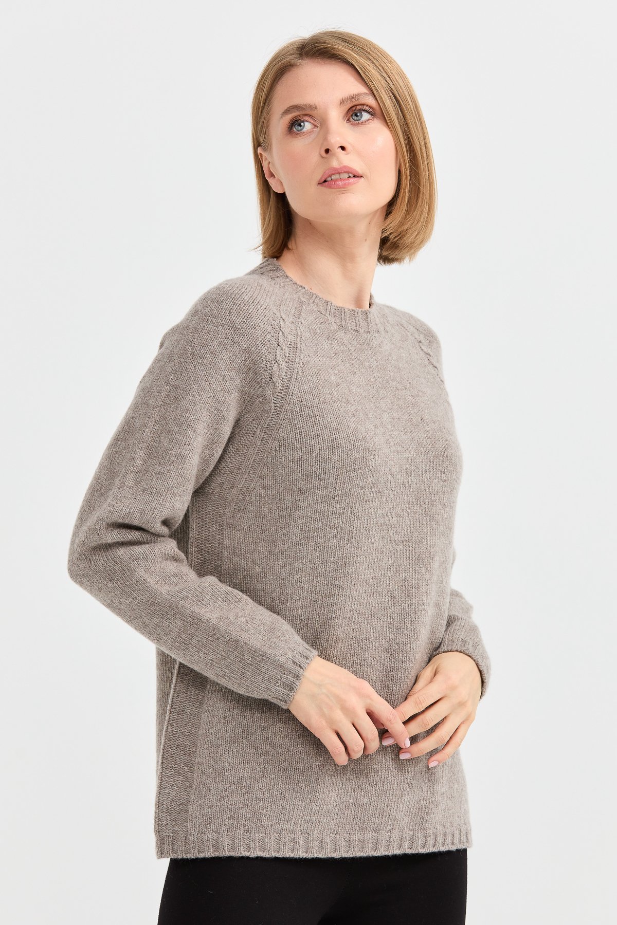 22096Kadın Sıfır Yaka Omzu Saç Örgülü Yün Kazak Vizon