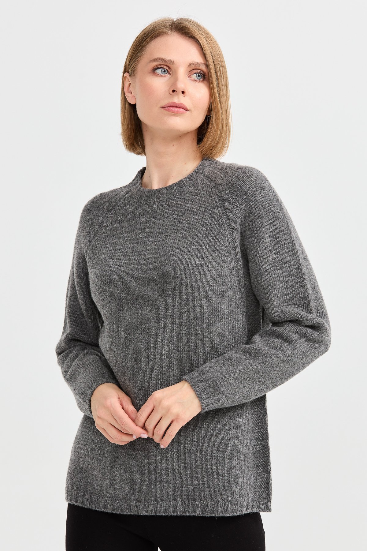 22096Kadın Sıfır Yaka Omzu Saç Örgülü Yün Kazak Füme