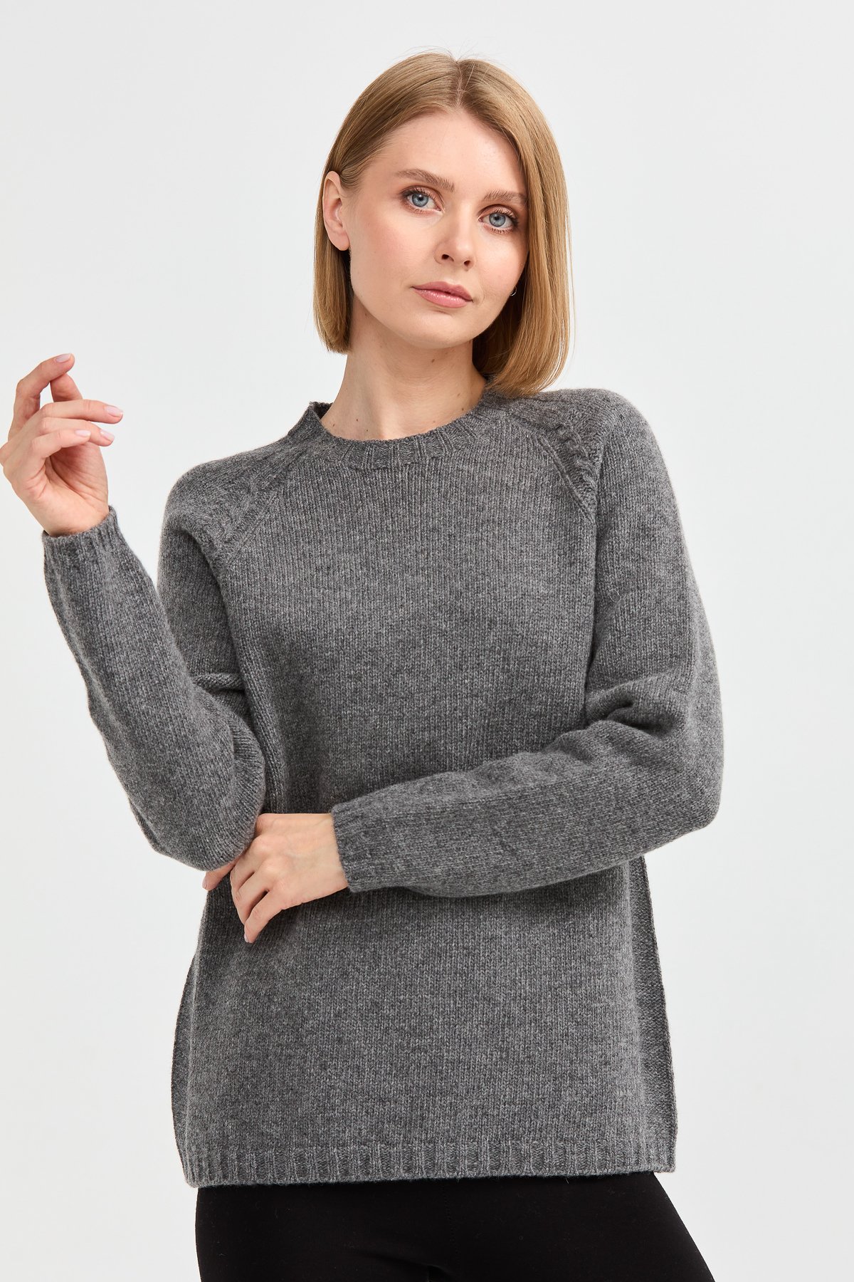 22096Kadın Sıfır Yaka Omzu Saç Örgülü Yün Kazak Füme