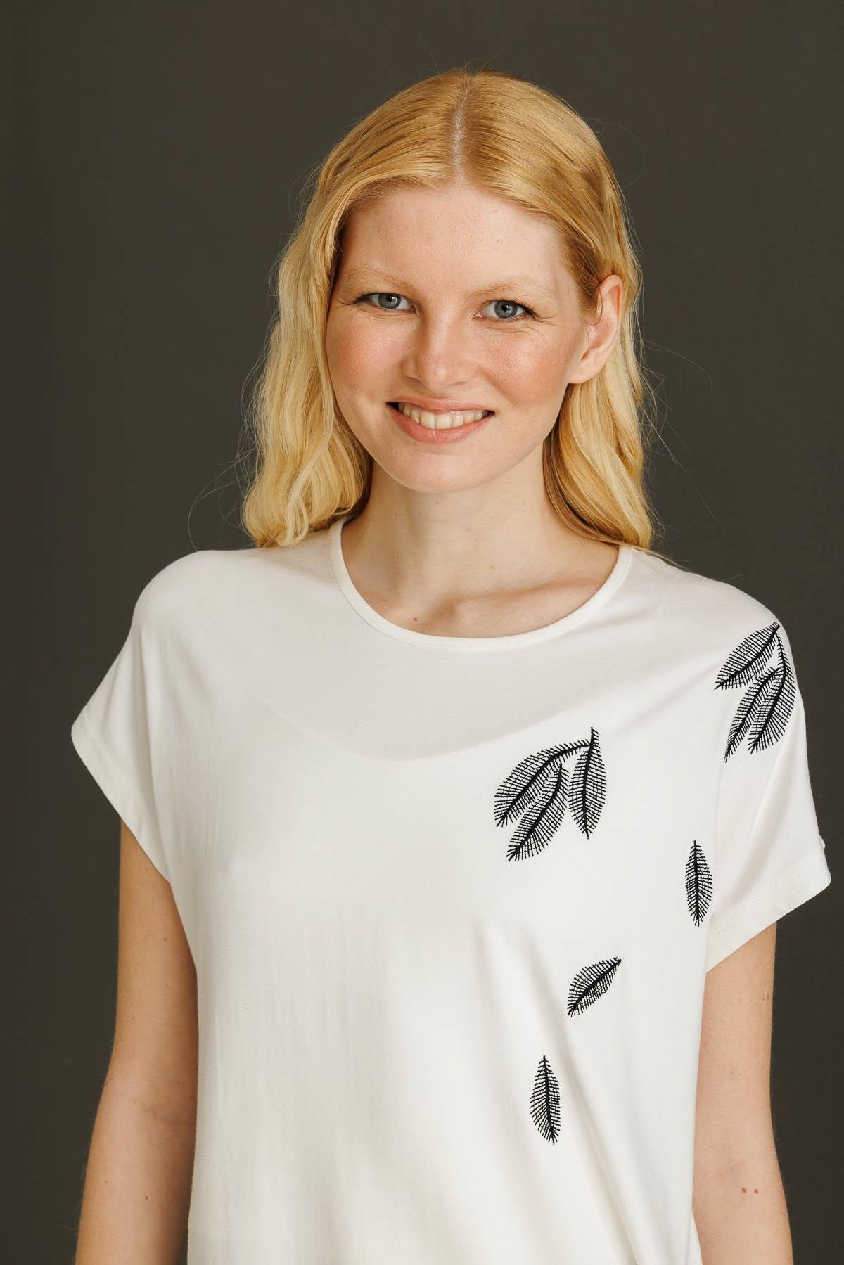 22767Женская хлопковая футболка с круглым вырезом и стразами на вороте кремовая 