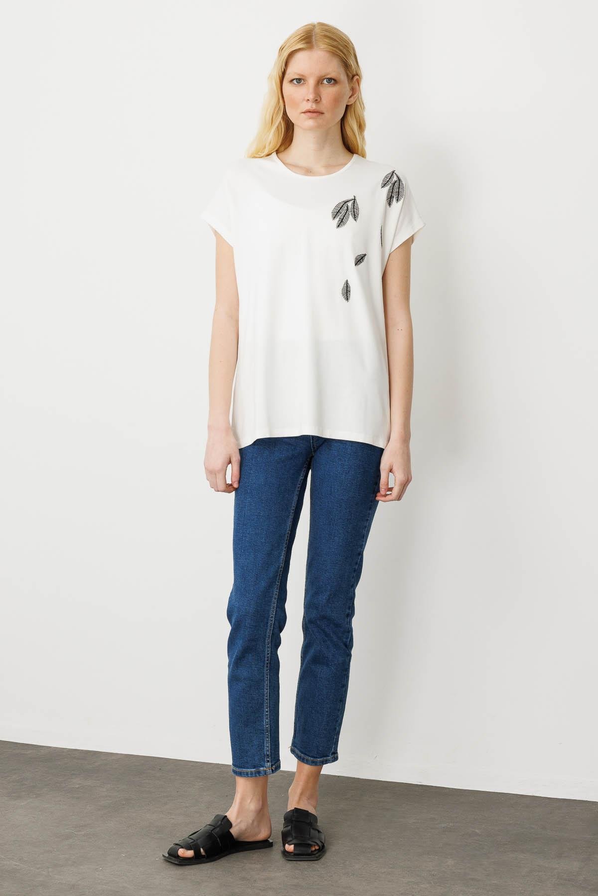 22767Женская хлопковая футболка с круглым вырезом и стразами на вороте кремовая 