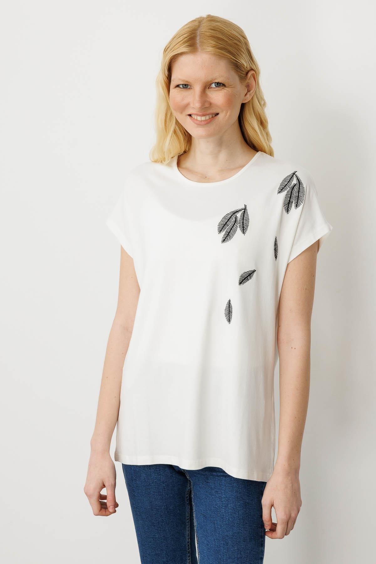 22767Женская хлопковая футболка с круглым вырезом и стразами на вороте кремовая 