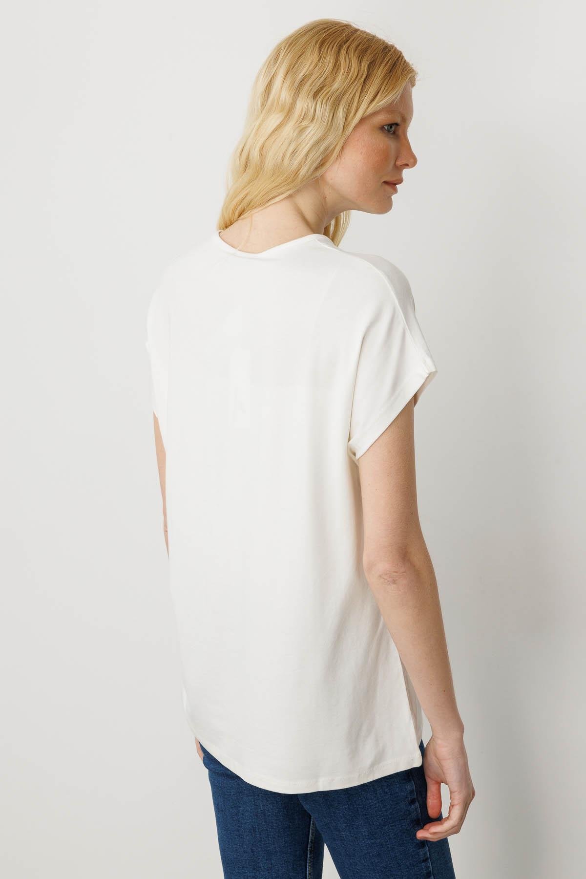 22767Женская хлопковая футболка с круглым вырезом и стразами на вороте кремовая 