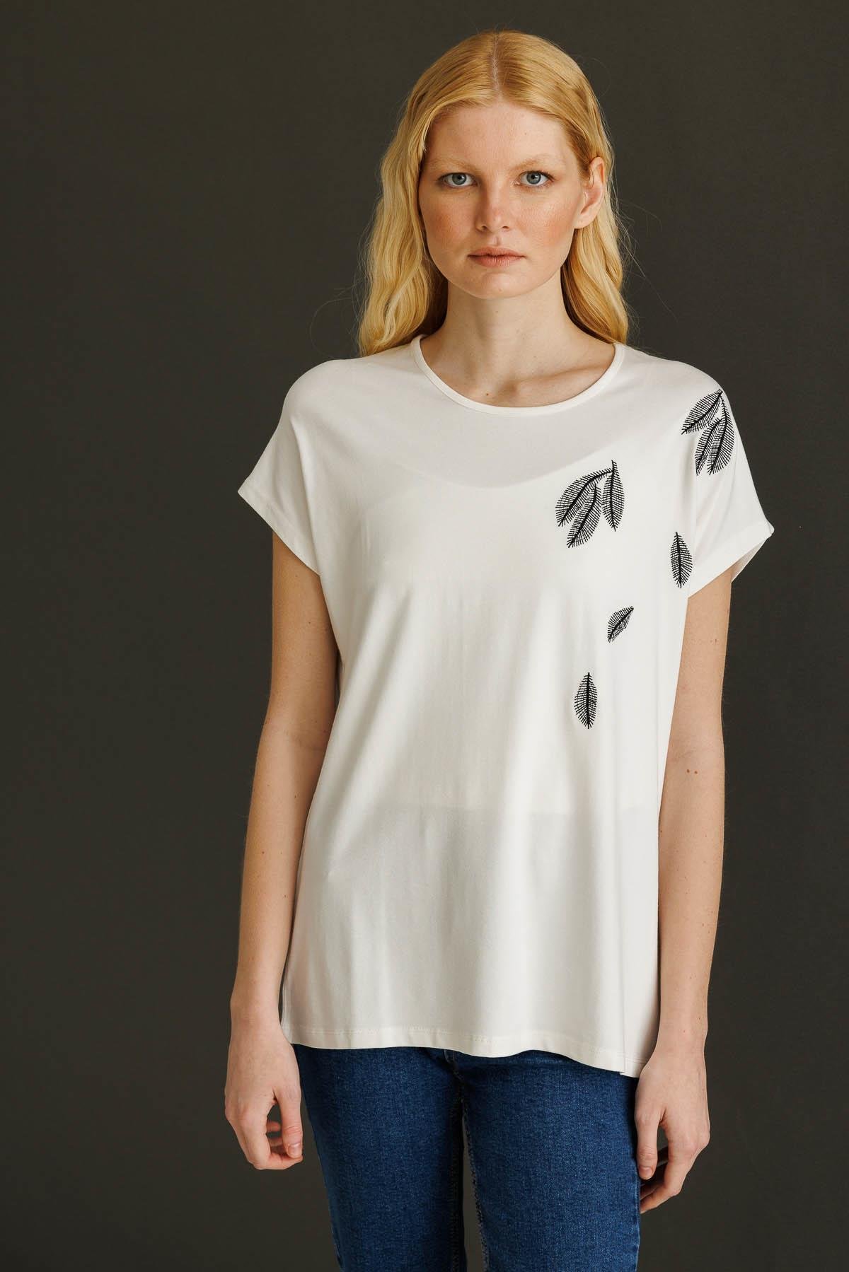 22767Женская хлопковая футболка с круглым вырезом и стразами на вороте кремовая 