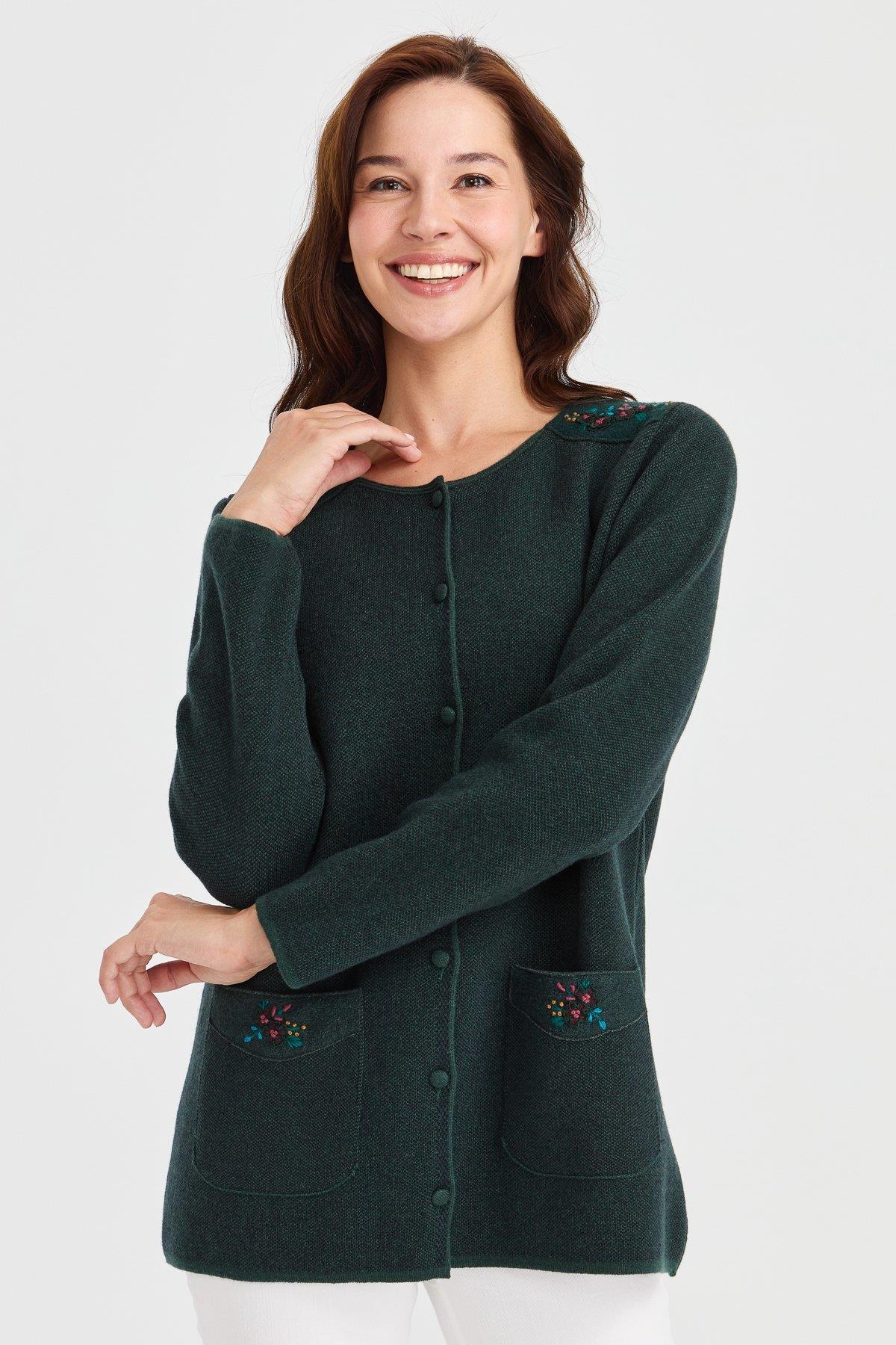 23008Женская шерстяная куртка с круглым вырезом, плечами и карманами из фетра с вышивкой