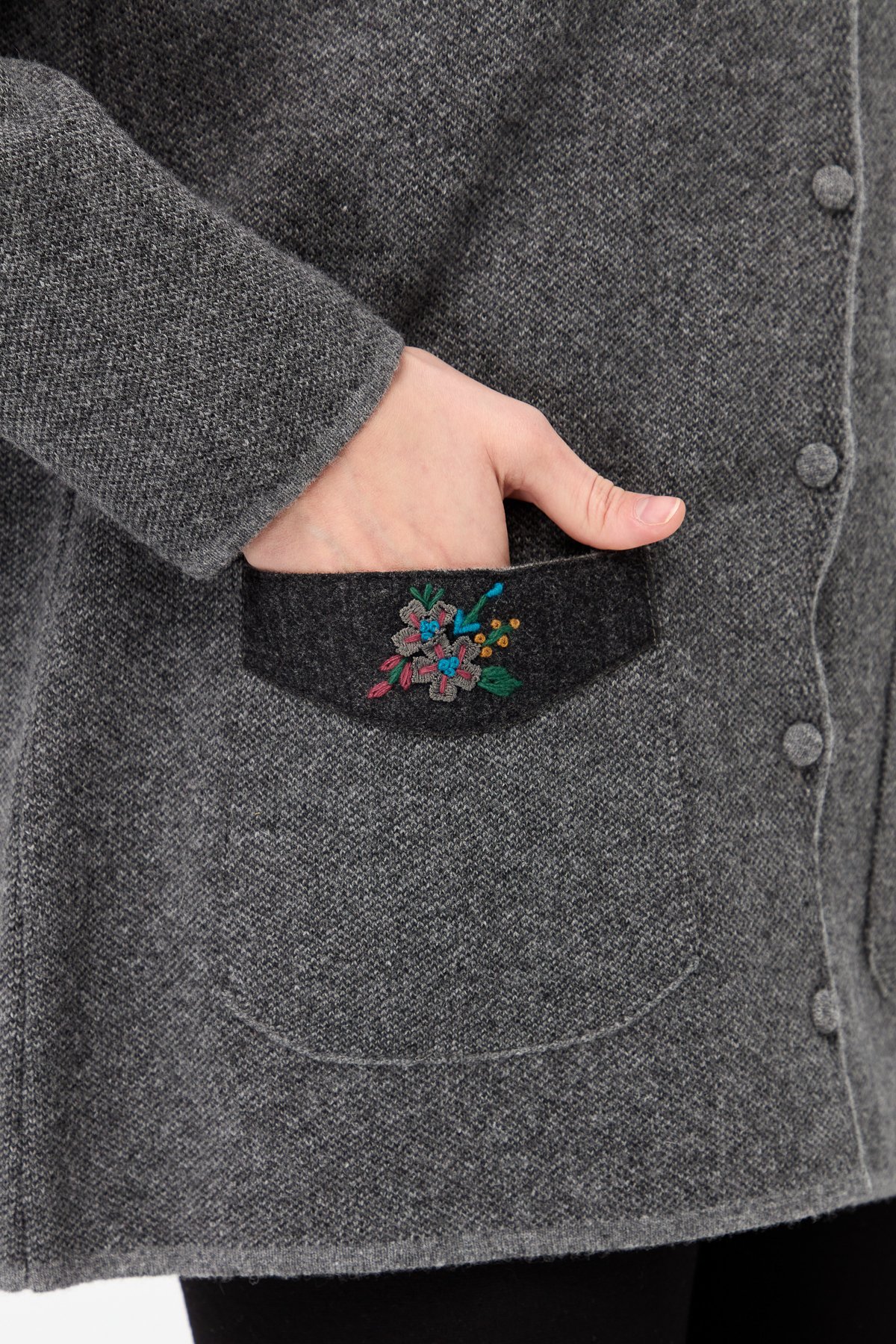 23008Женская шерстяная куртка с круглым вырезом, плечами и карманами из фетра с вышивкой