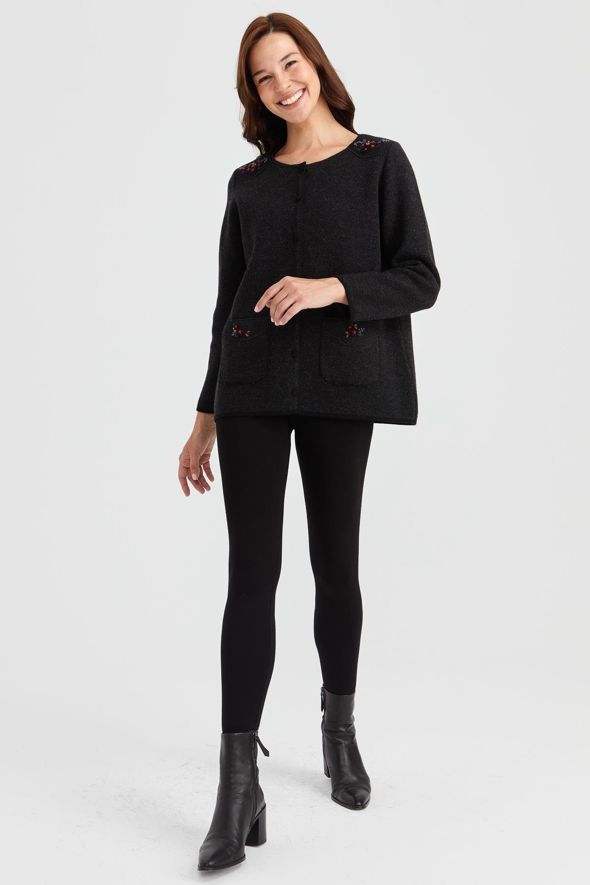 23008Женская шерстяная куртка с круглым вырезом, плечами и карманами из фетра с вышивкой