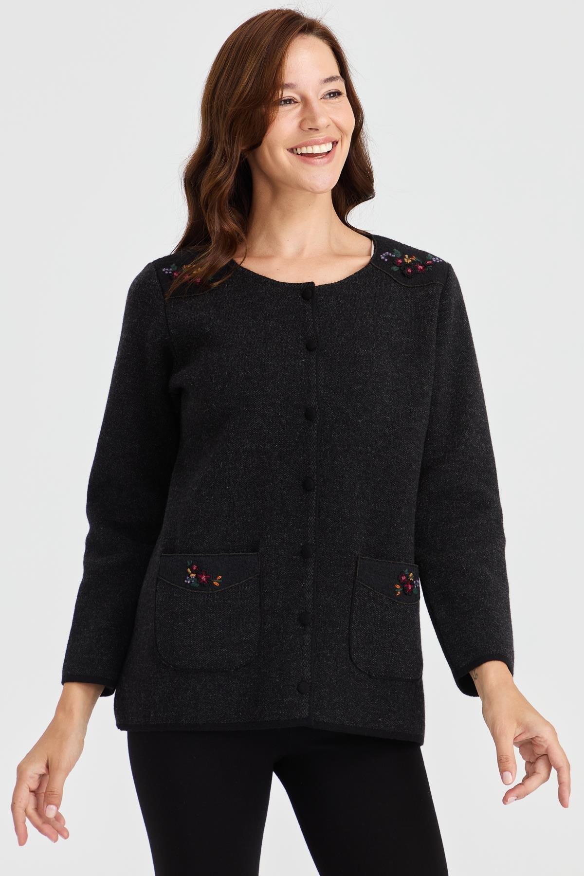 23008Женская шерстяная куртка с круглым вырезом, плечами и карманами из фетра с вышивкой