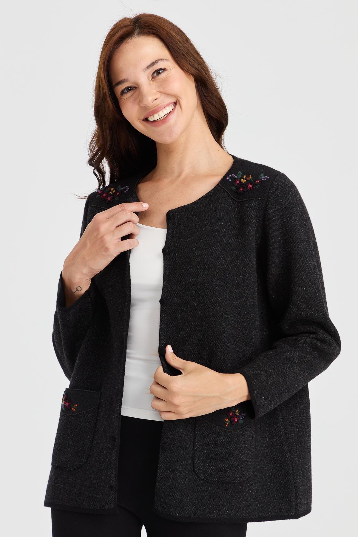 23008Женская шерстяная куртка с круглым вырезом, плечами и карманами из фетра с вышивкой