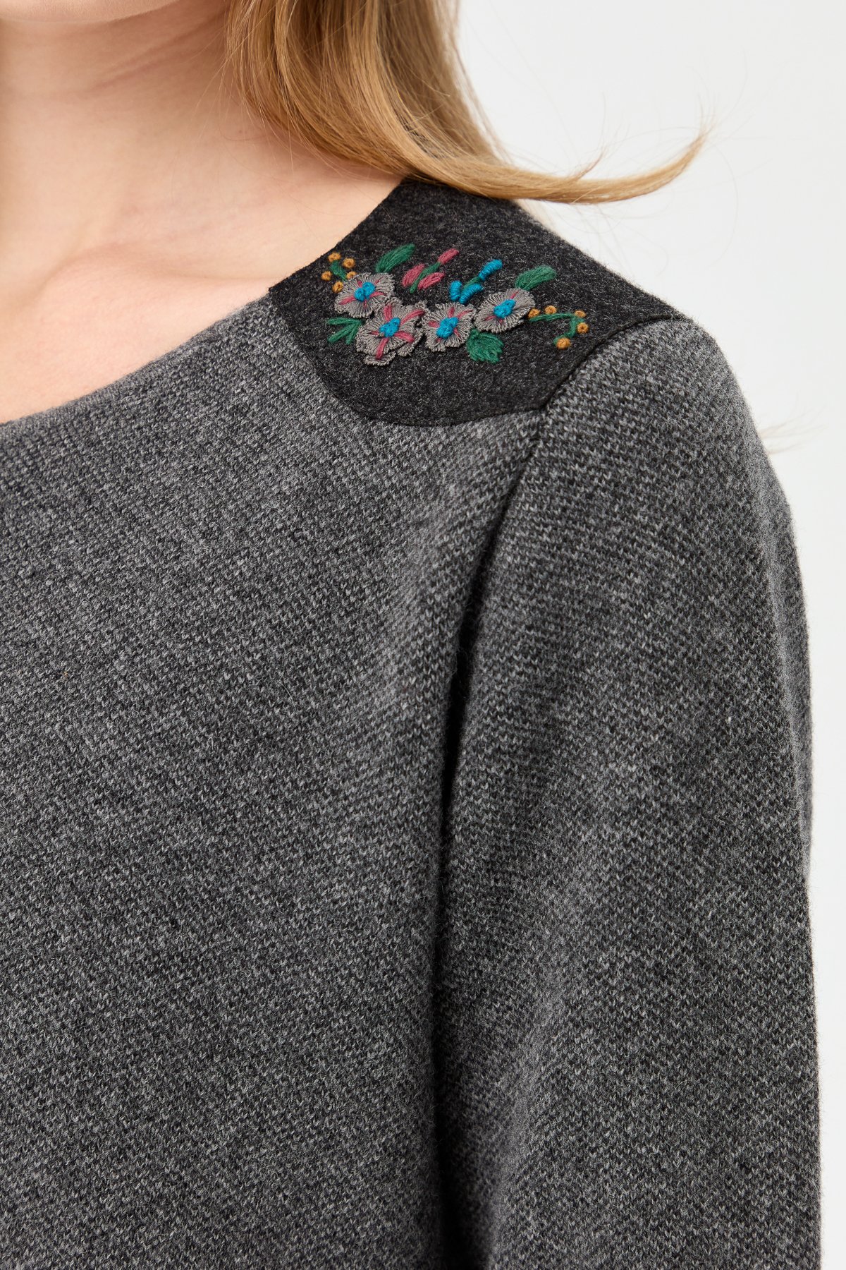 23008Женская шерстяная куртка с круглым вырезом, плечами и карманами из фетра с вышивкой