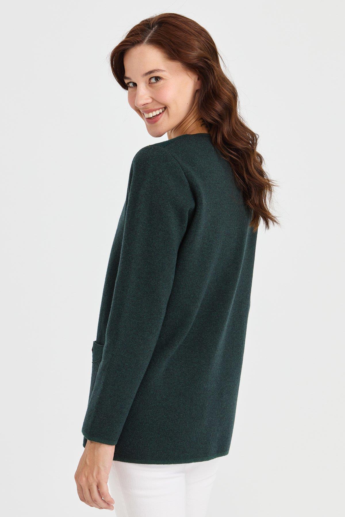 23008Женская шерстяная куртка с круглым вырезом, плечами и карманами из фетра с вышивкой