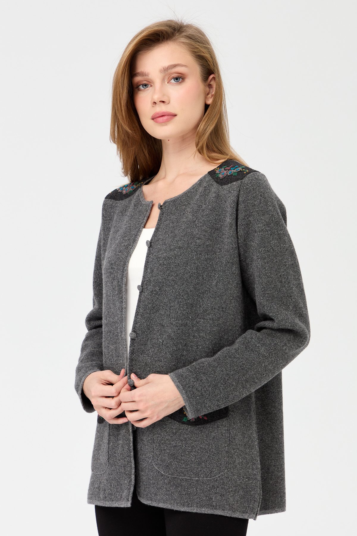 23008Женская шерстяная куртка с круглым вырезом, плечами и карманами из фетра с вышивкой