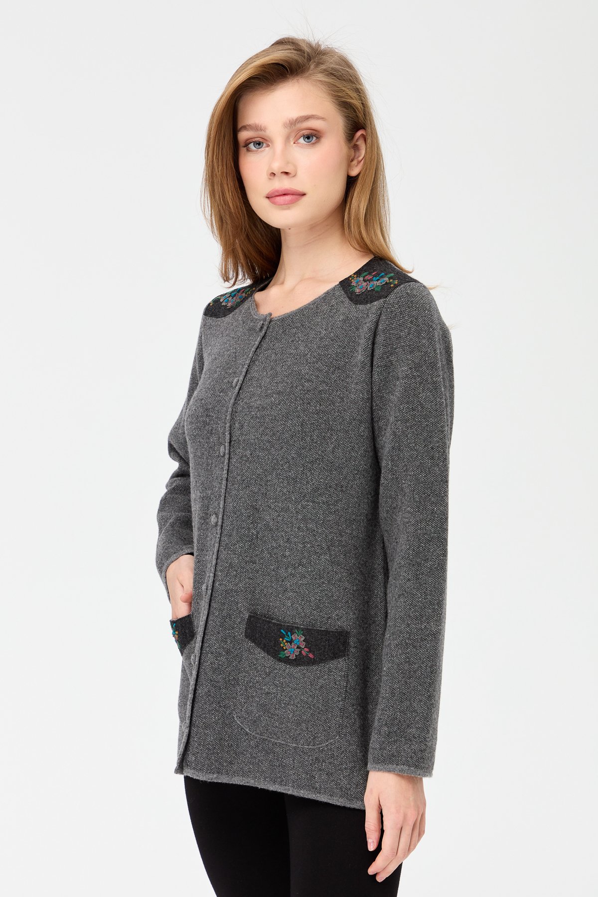 23008Женская шерстяная куртка с круглым вырезом, плечами и карманами из фетра с вышивкой