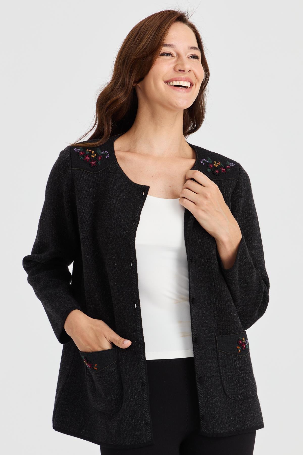 23008Женская шерстяная куртка с круглым вырезом, плечами и карманами из фетра с вышивкой