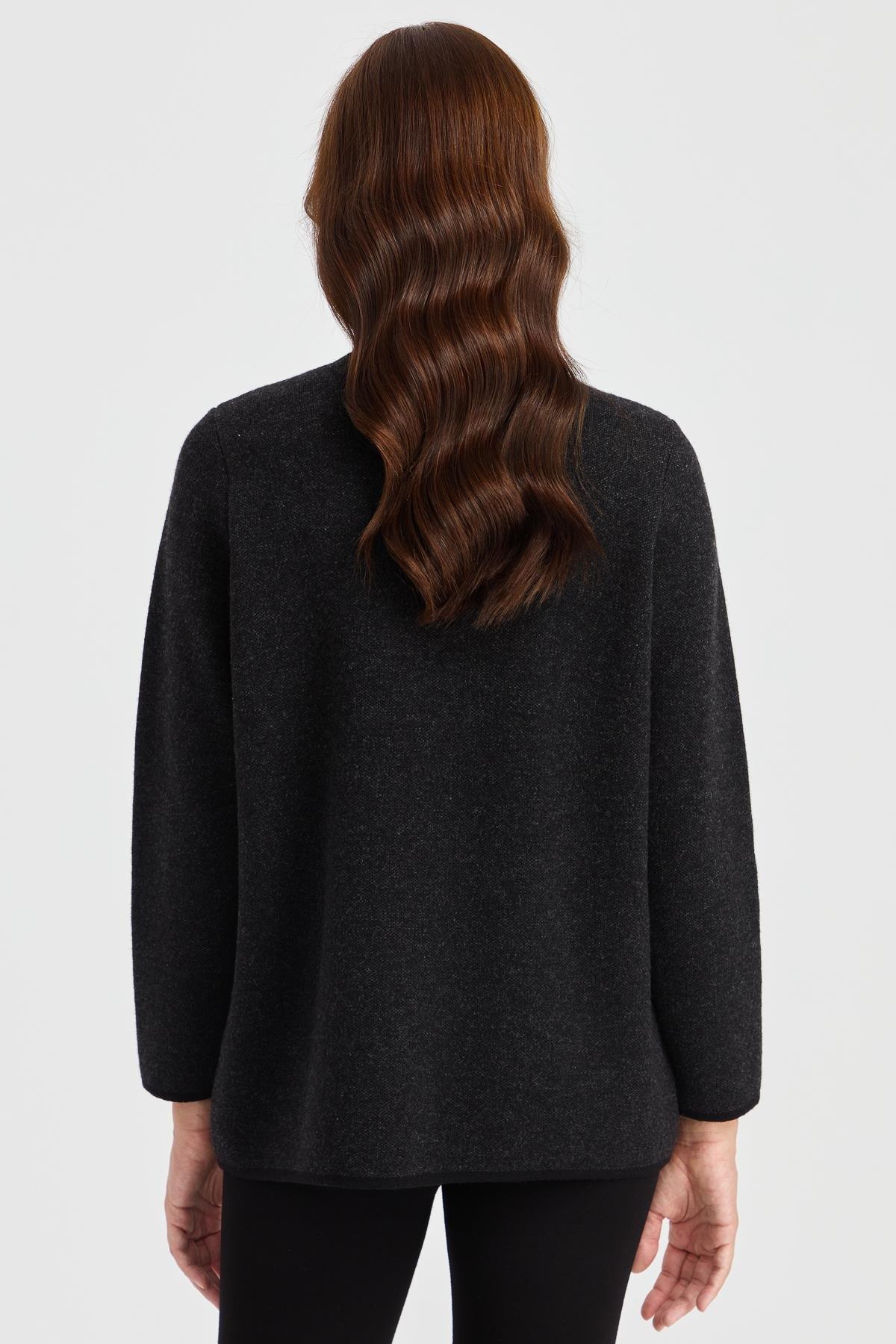 23008Женская шерстяная куртка с круглым вырезом, плечами и карманами из фетра с вышивкой