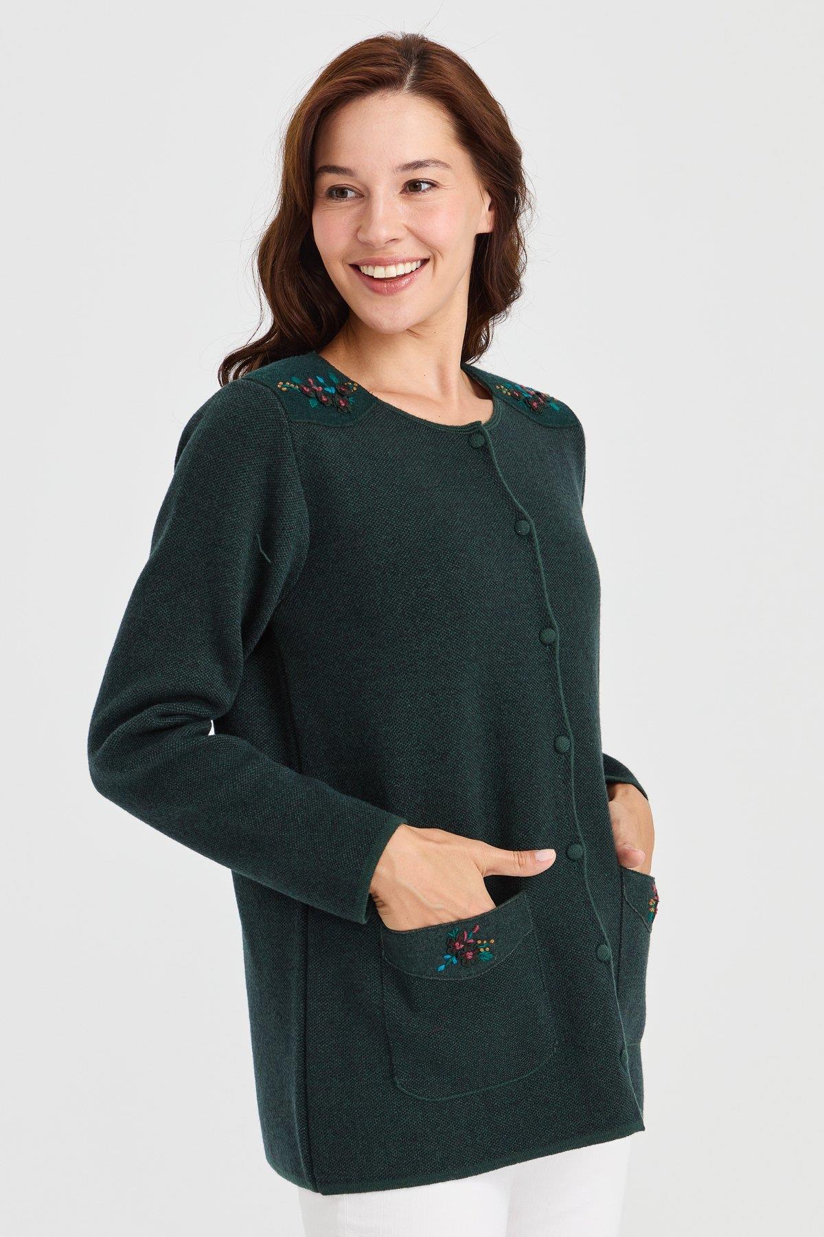 23008Женская шерстяная куртка с круглым вырезом, плечами и карманами из фетра с вышивкой