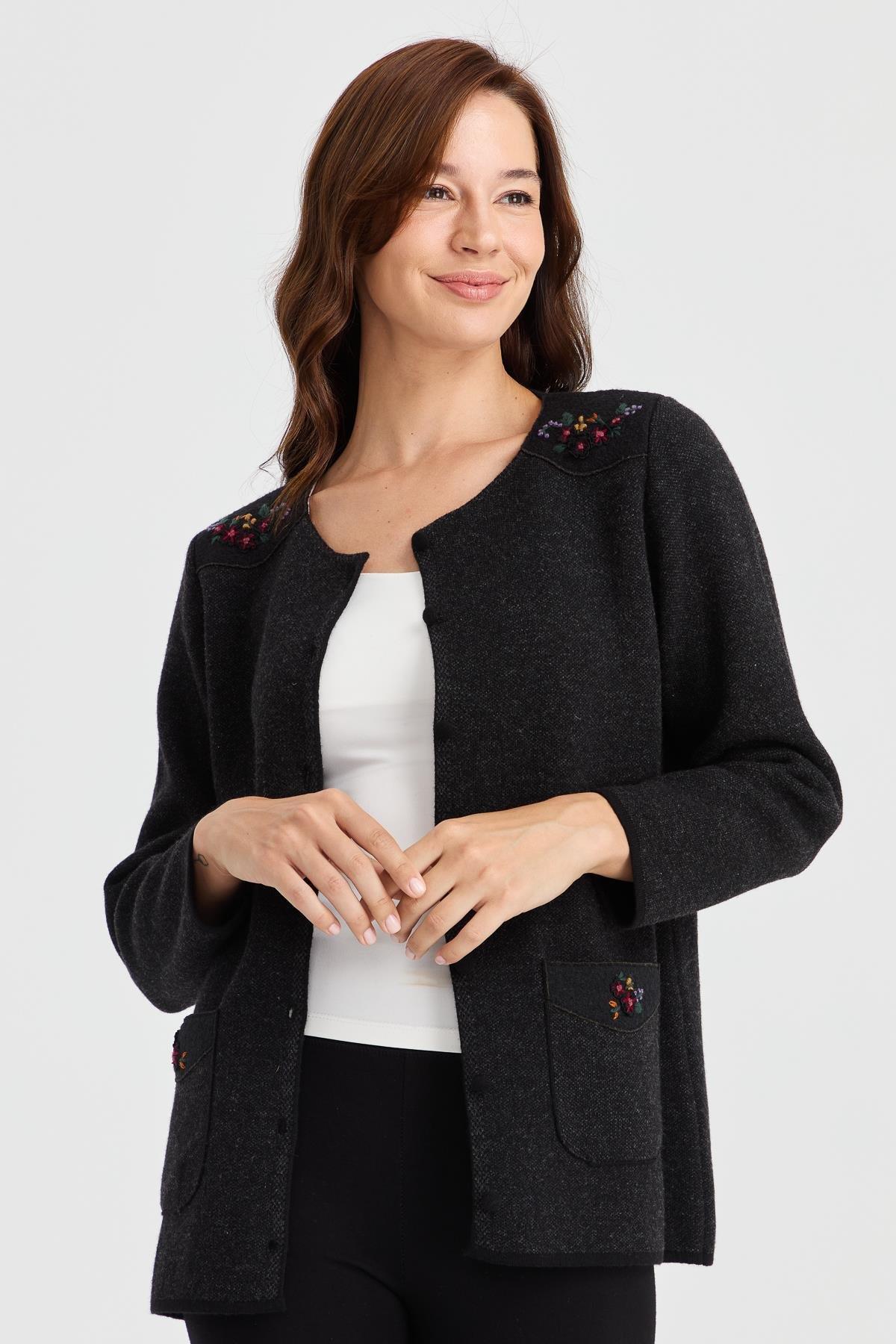 23008Женская шерстяная куртка с круглым вырезом, плечами и карманами из фетра с вышивкой