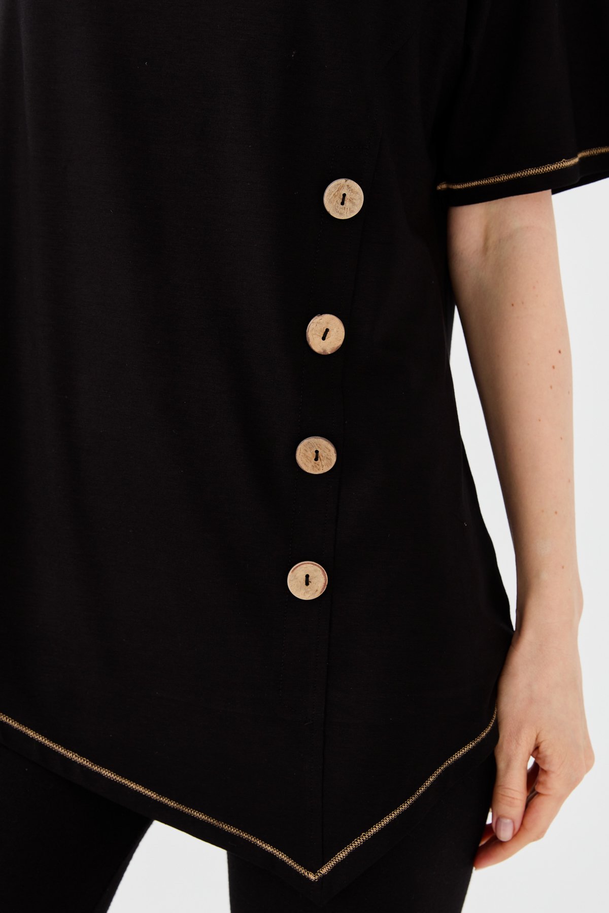 23783Kadın Sıfır Yaka Önü Ahşap Düğmeli Penye T-shirt Siyah