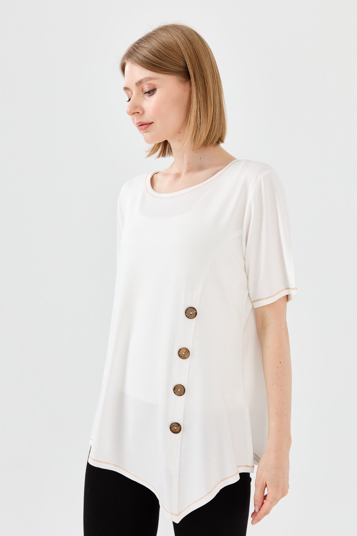 23783Kadın Sıfır Yaka Önü Ahşap Düğmeli Penye T-shirt Kemik