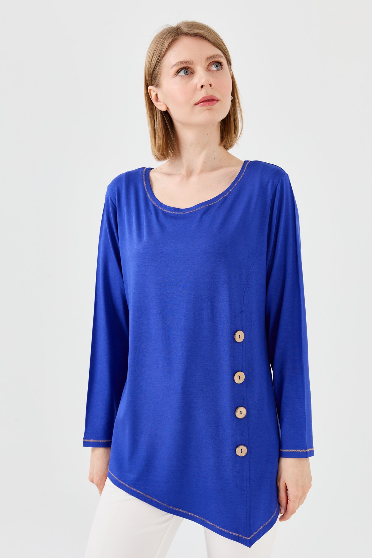 23784Kadın Sıfır Yaka Önü Ahşap Düğmeli Penye Bluz Saks