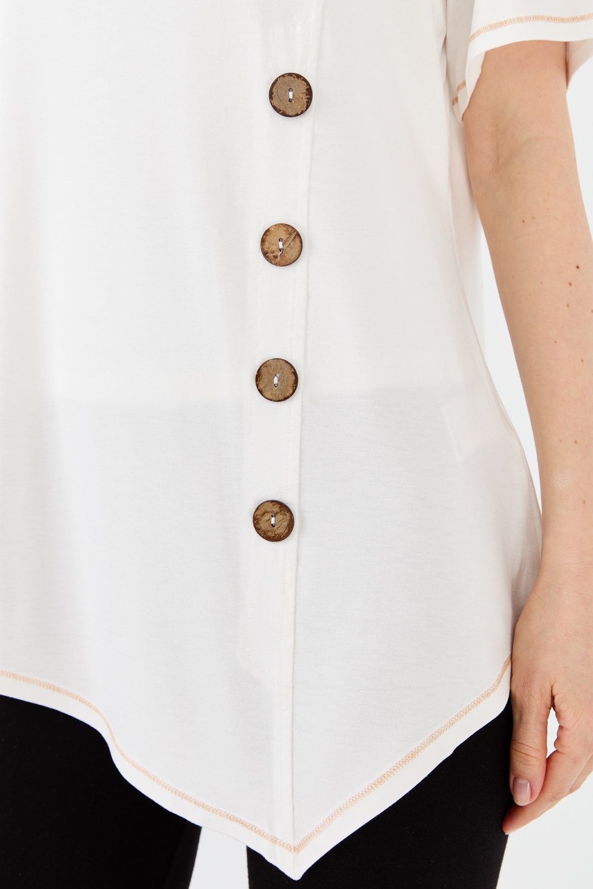 23783Kadın Sıfır Yaka Önü Ahşap Düğmeli Penye T-shirt Kemik