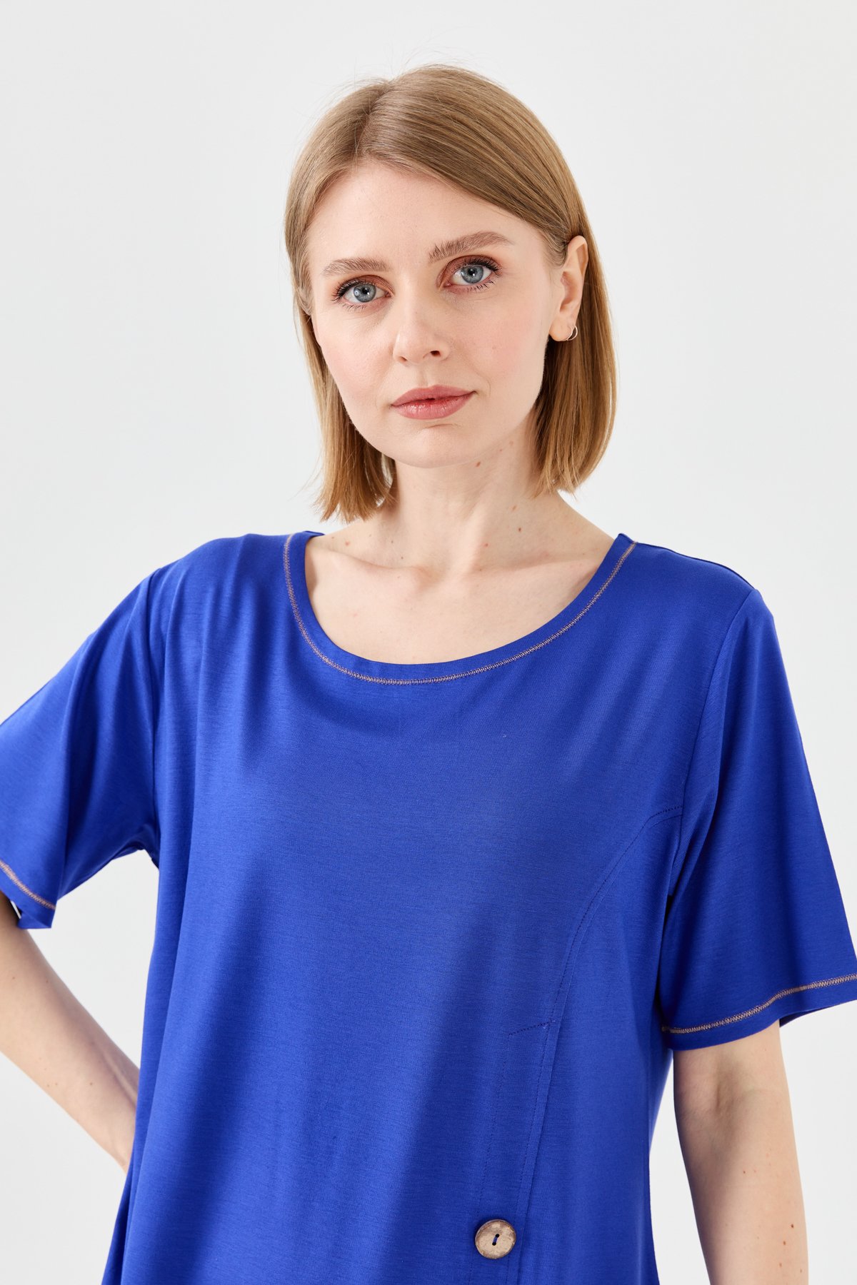 23783Kadın Sıfır Yaka Önü Ahşap Düğmeli Penye T-shirt Saks