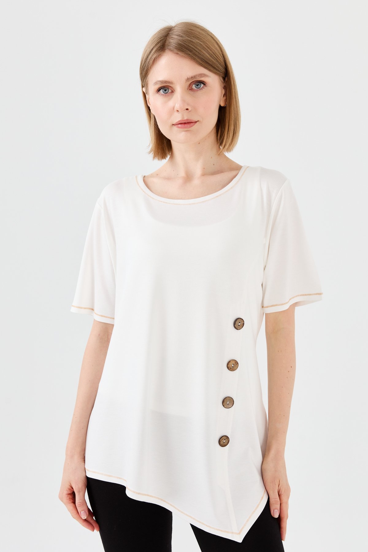 23783Kadın Sıfır Yaka Önü Ahşap Düğmeli Penye T-shirt Kemik
