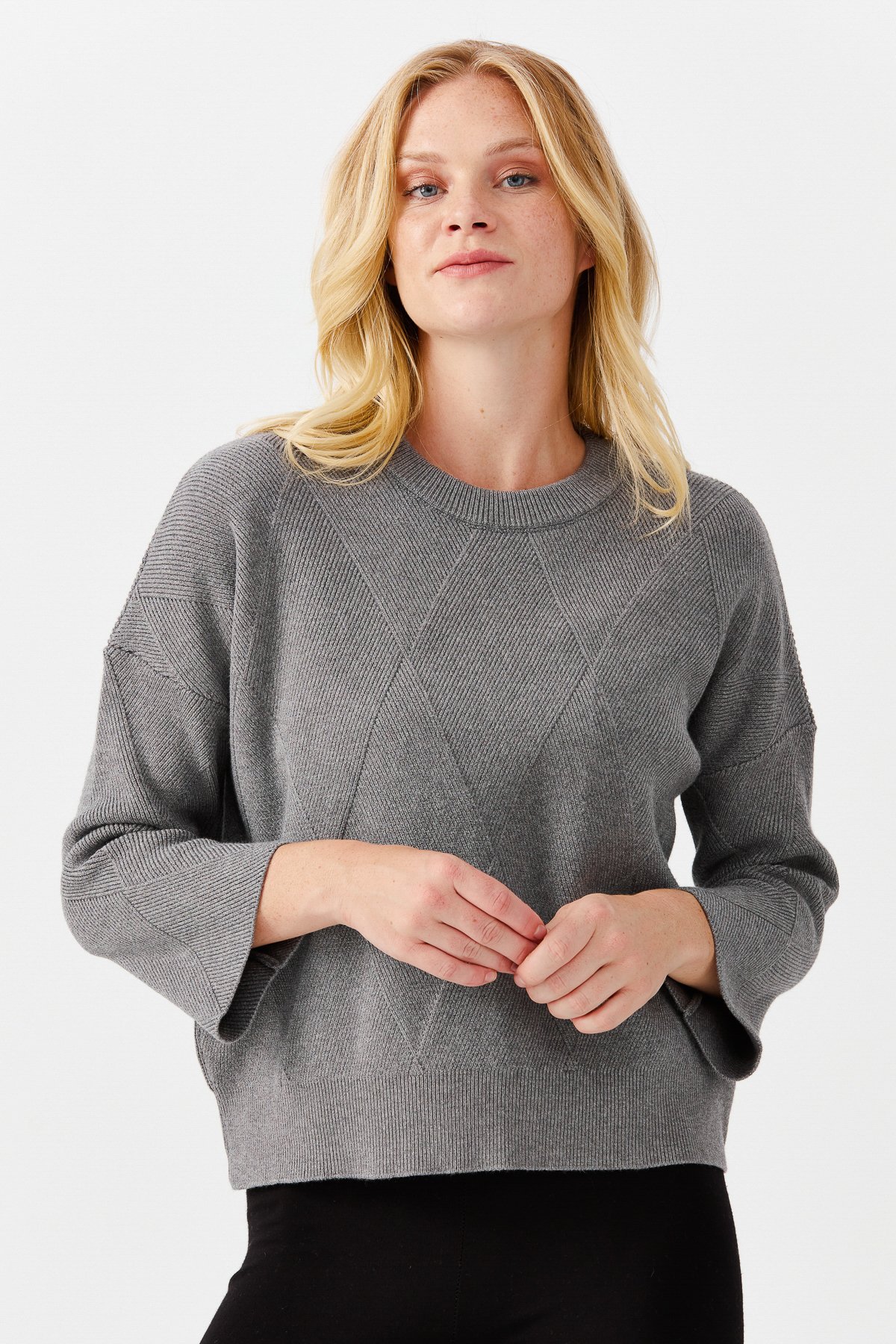 22050Женский короткий свитер с круглым вырезом и узором ромбы спереди, темно серый