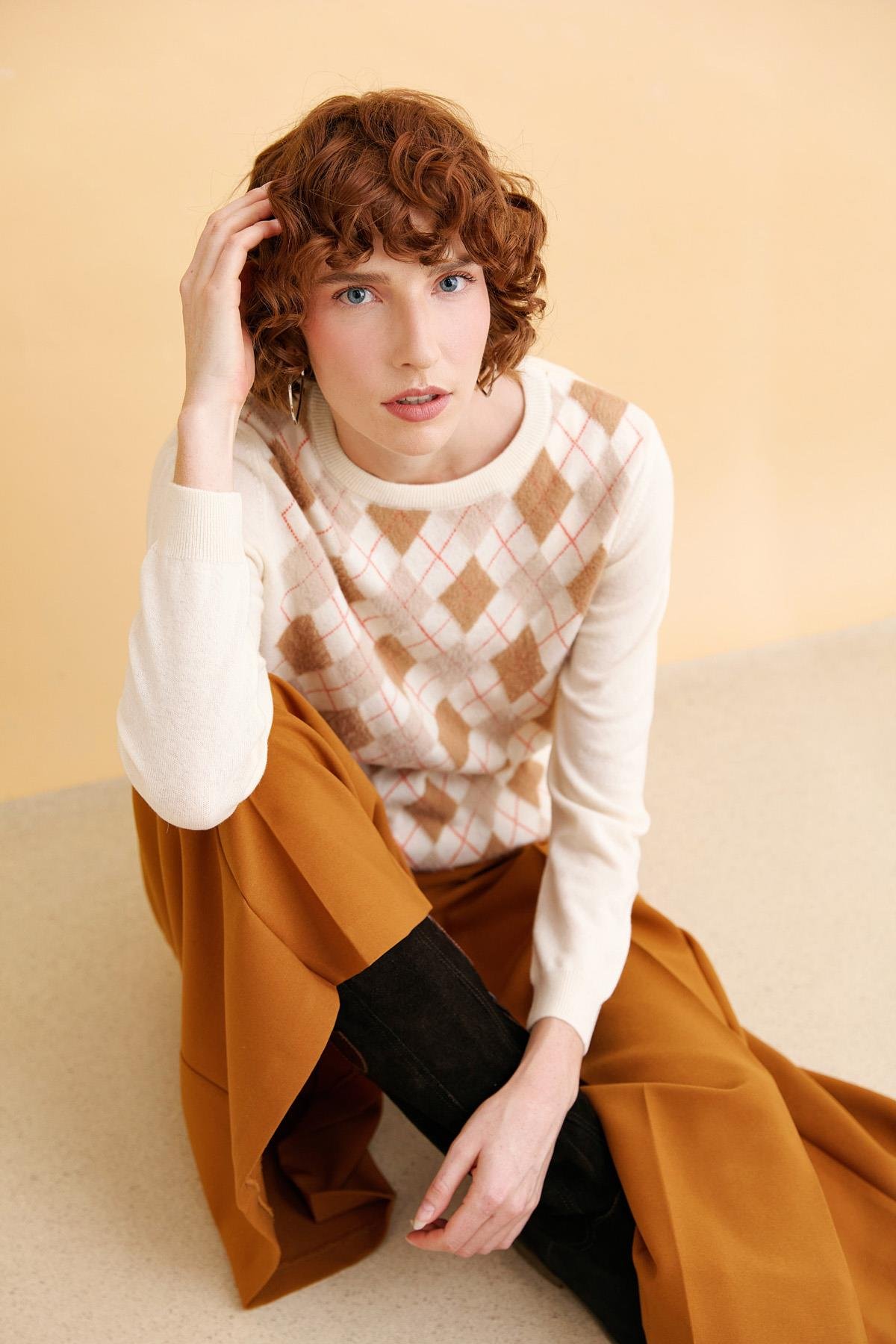 24035Kadın Sıfır Yaka Önü Baklavalı Yün Kazak Kemik