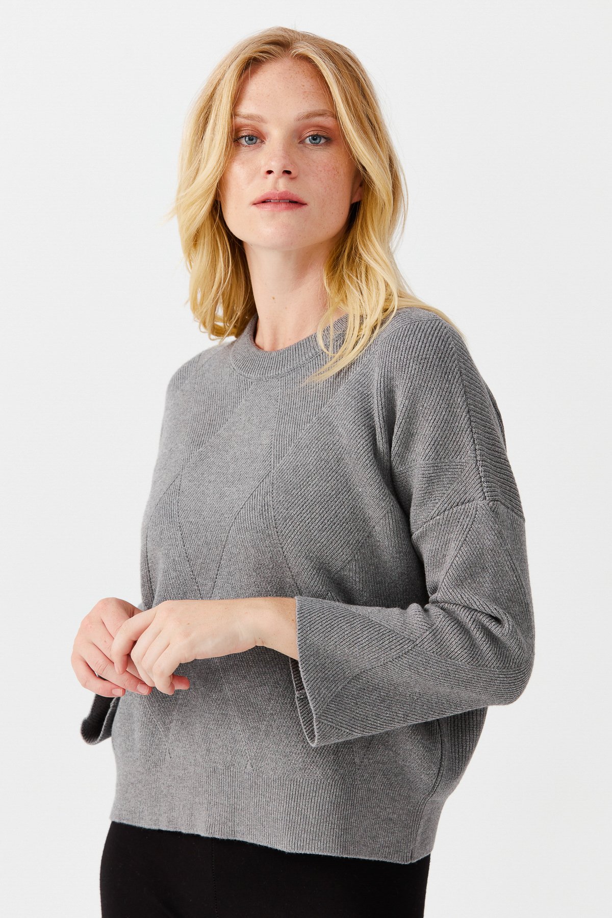 22050Женский короткий свитер с круглым вырезом и узором ромбы спереди, темно серый