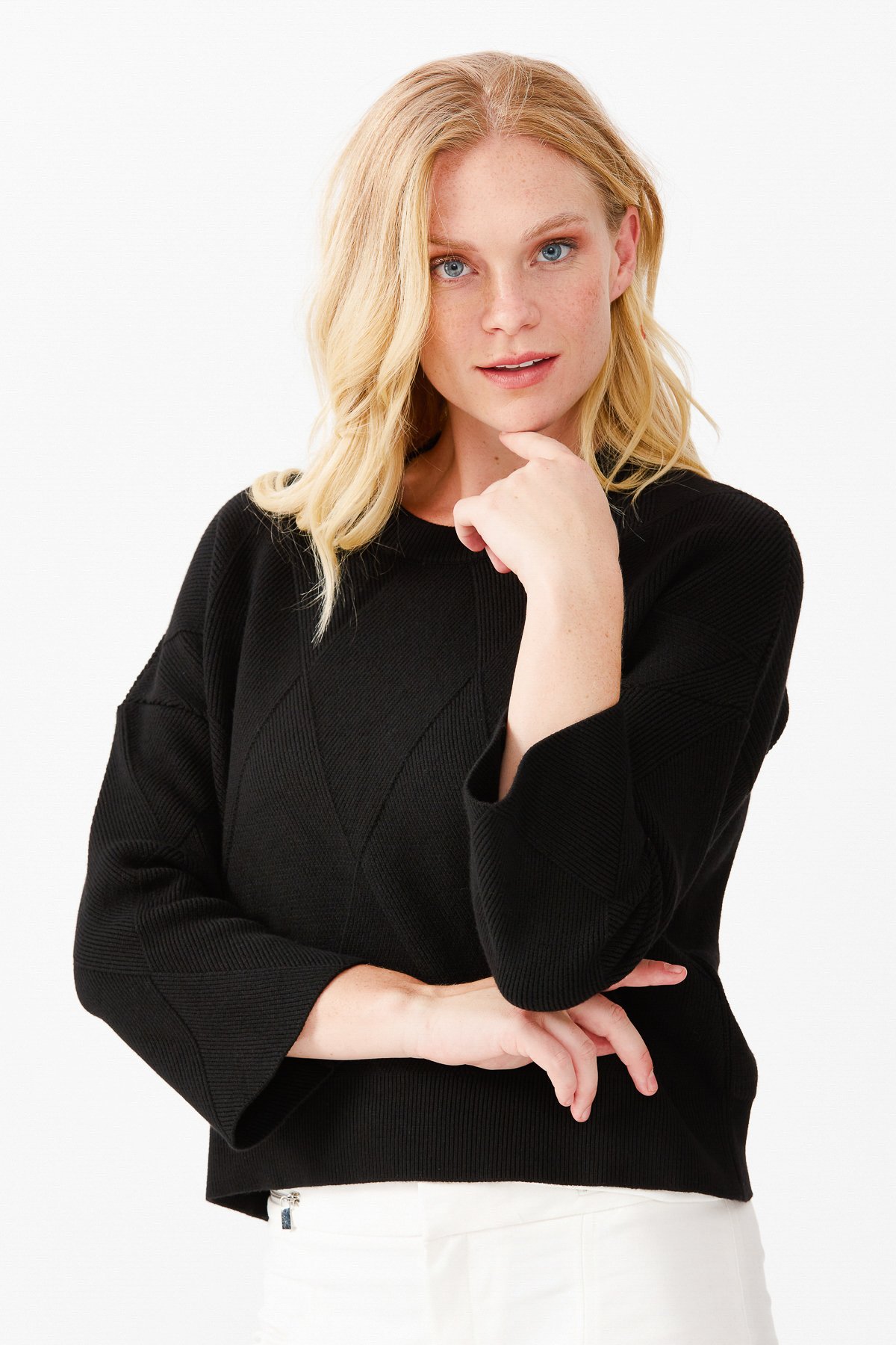 22050Женский короткий свитер с круглым вырезом и узором ромбы спереди, черный