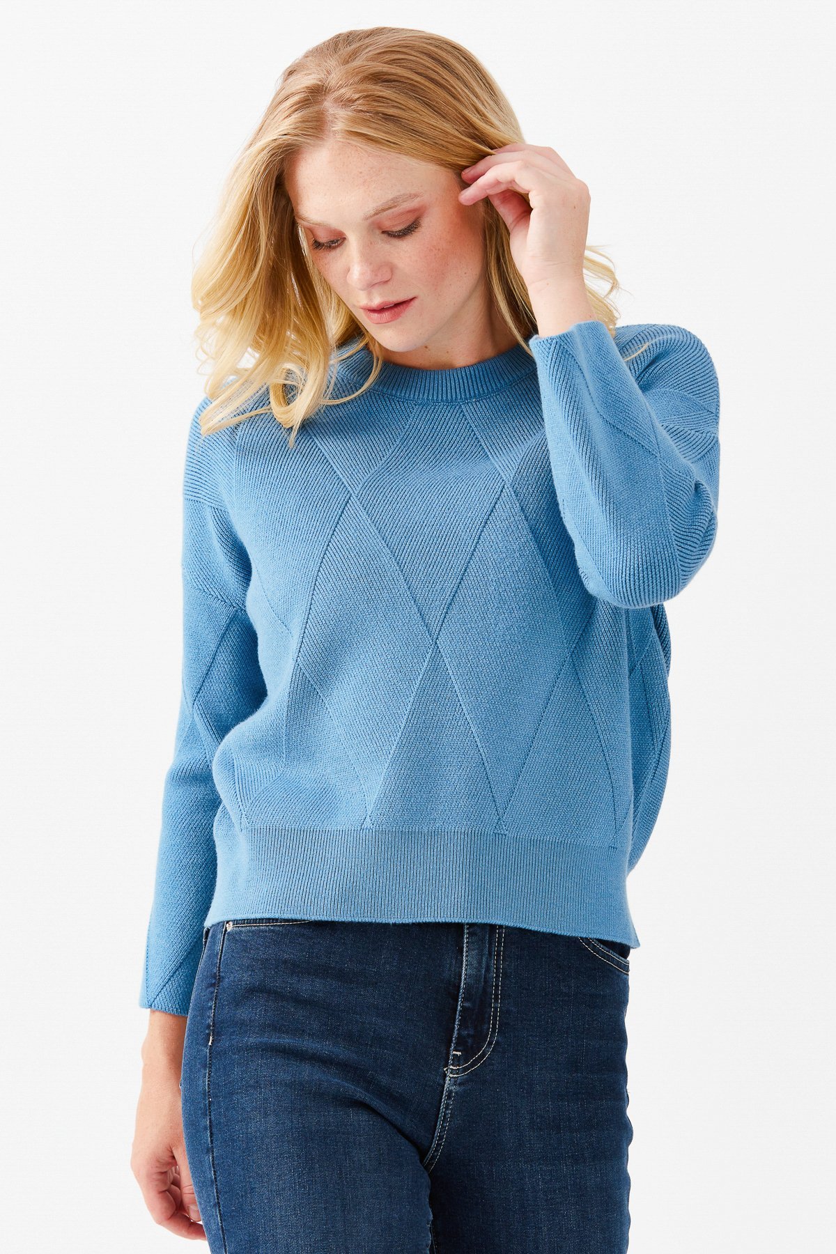 22050Женский короткий свитер с круглым вырезом и узором ромбы спереди, голубой