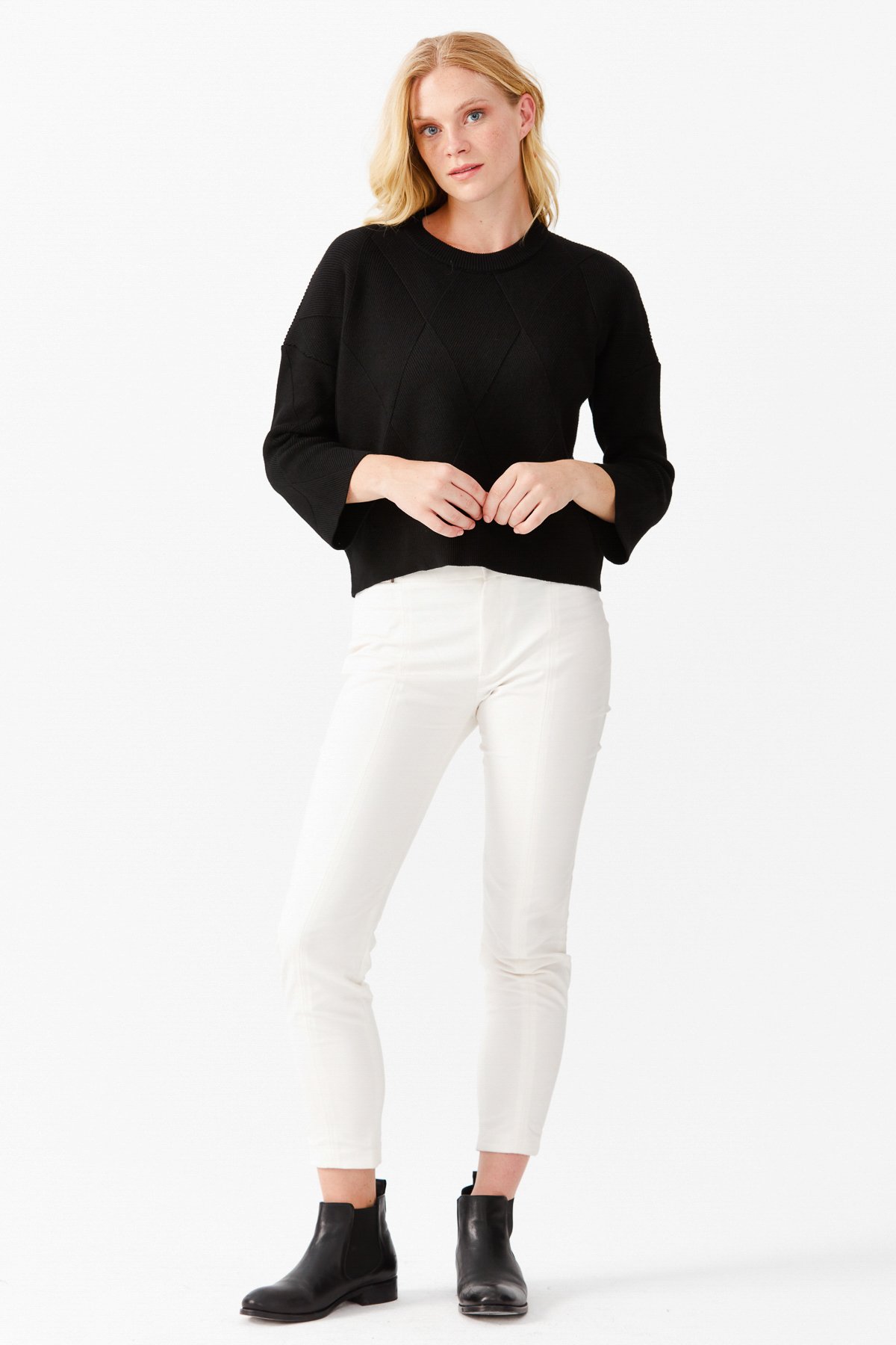 22050Женский короткий свитер с круглым вырезом и узором ромбы спереди, черный