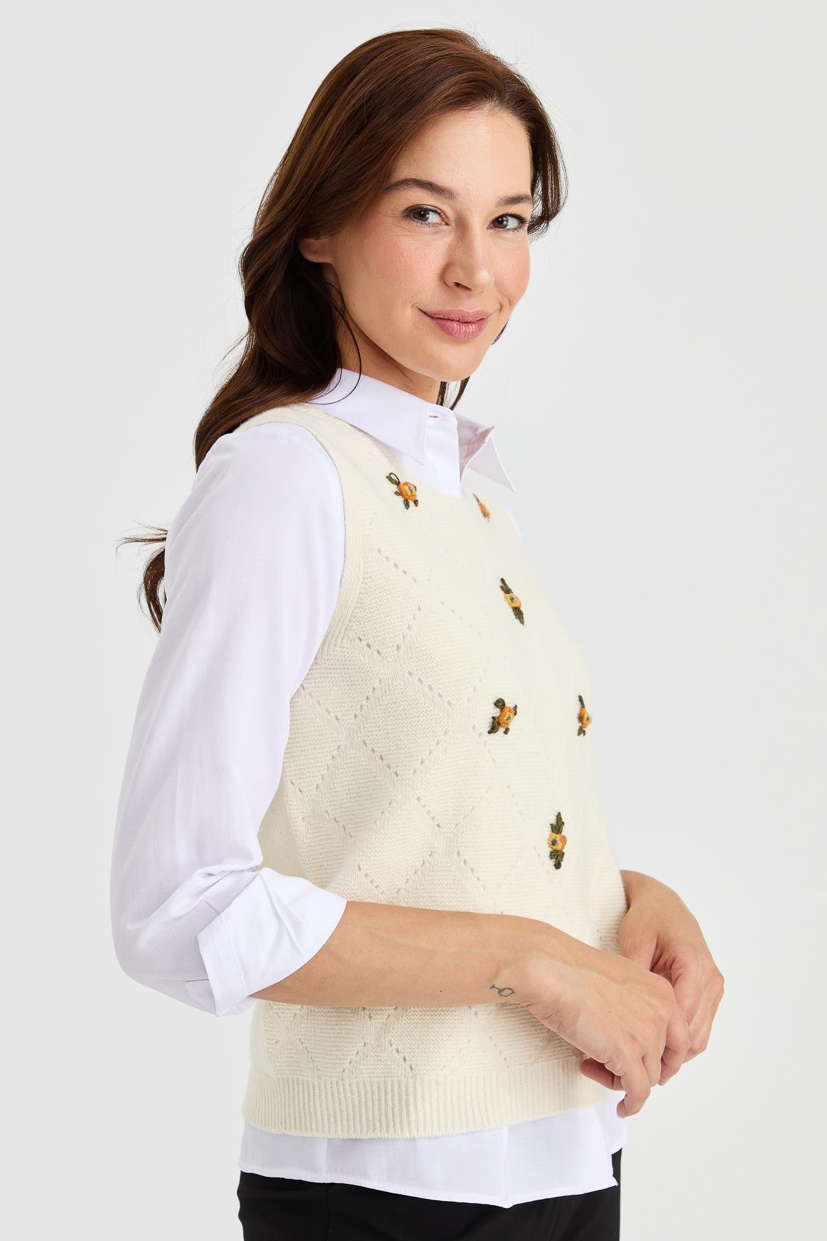 23160Kadın Sıfır Yaka Önü Baklava Linksli Yün Süveter Kemik