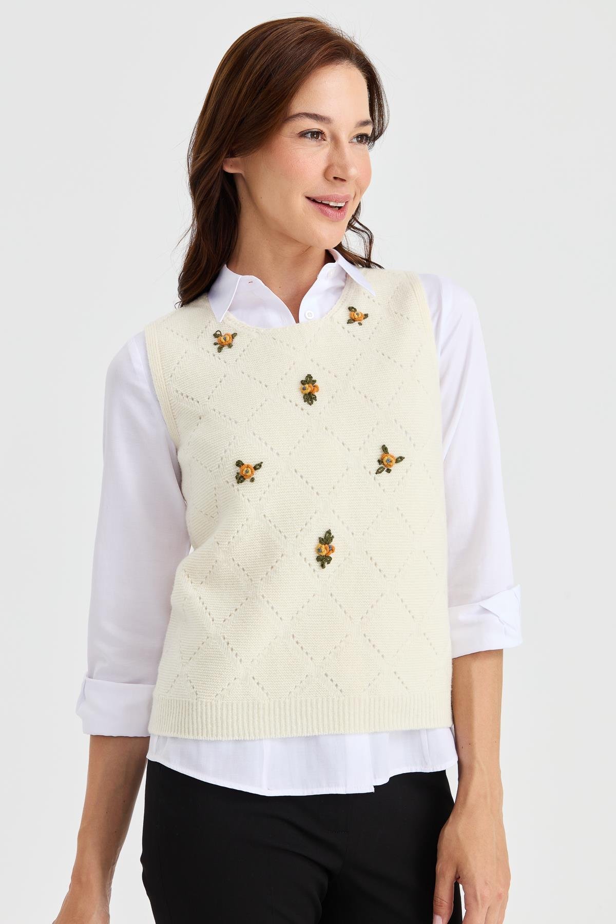 23160Kadın Sıfır Yaka Önü Baklava Linksli Yün Süveter Kemik