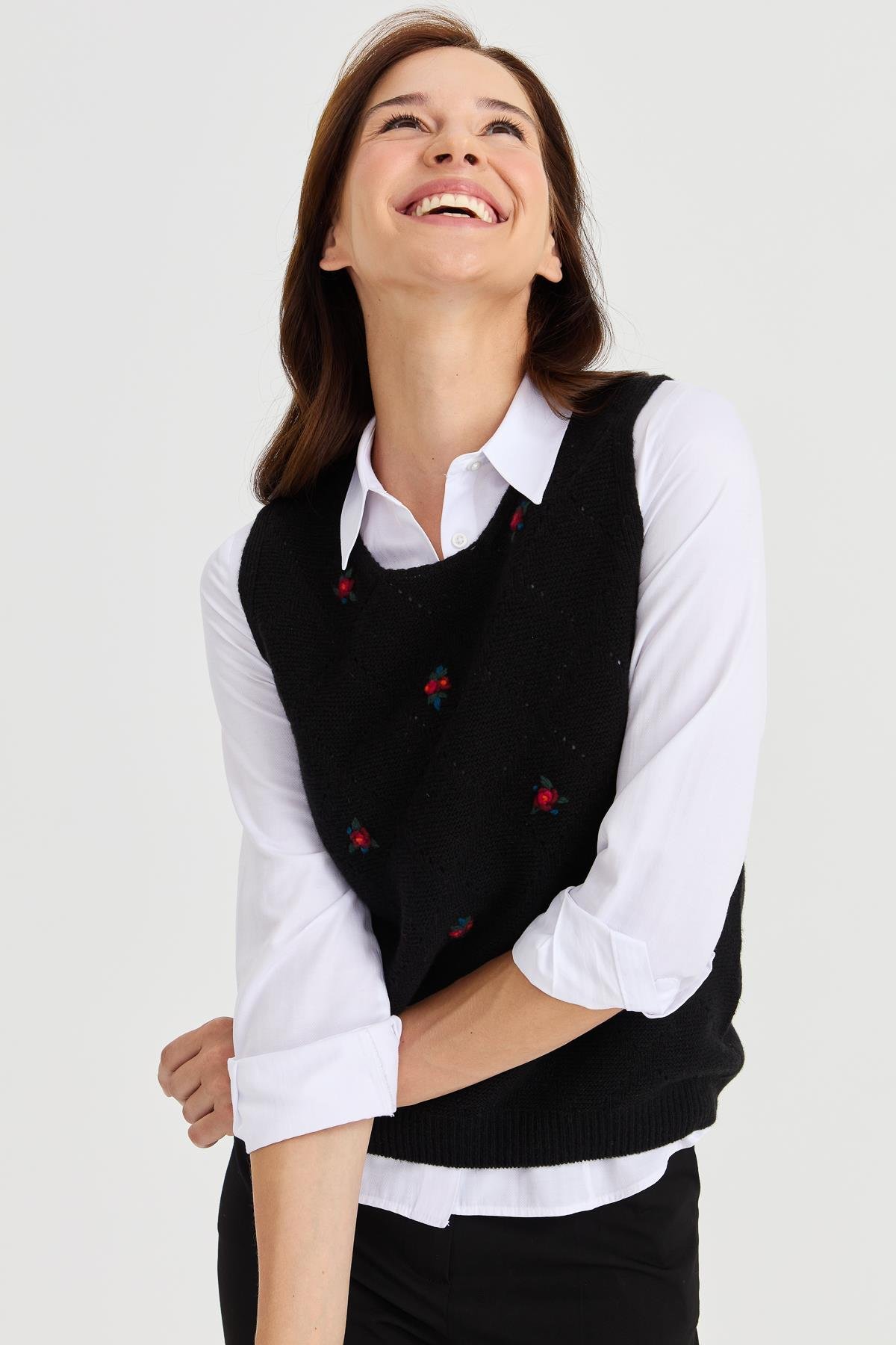 23160Kadın Sıfır Yaka Önü Baklava Linksli Yün Süveter Siyah