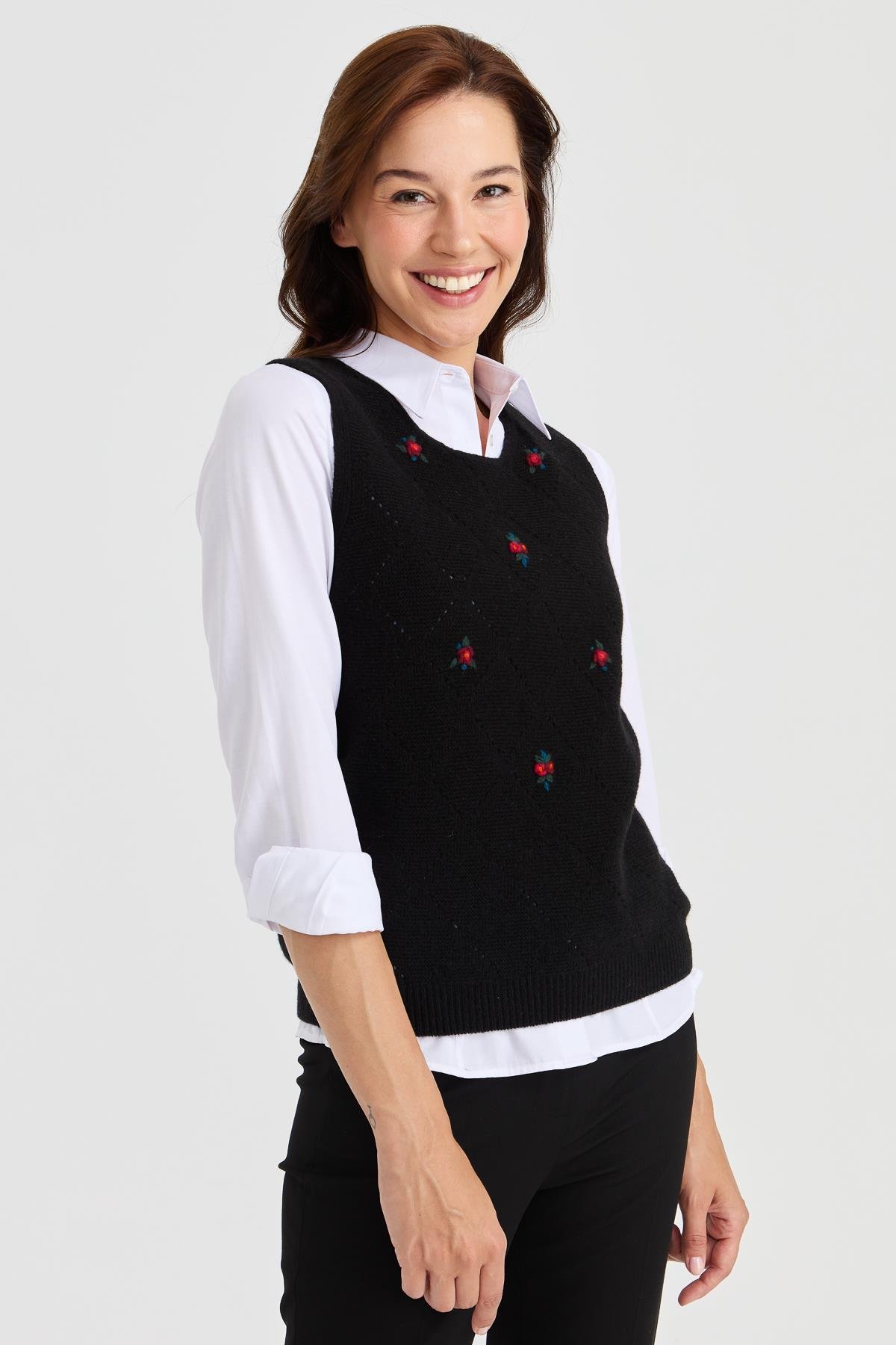 23160Kadın Sıfır Yaka Önü Baklava Linksli Yün Süveter Siyah