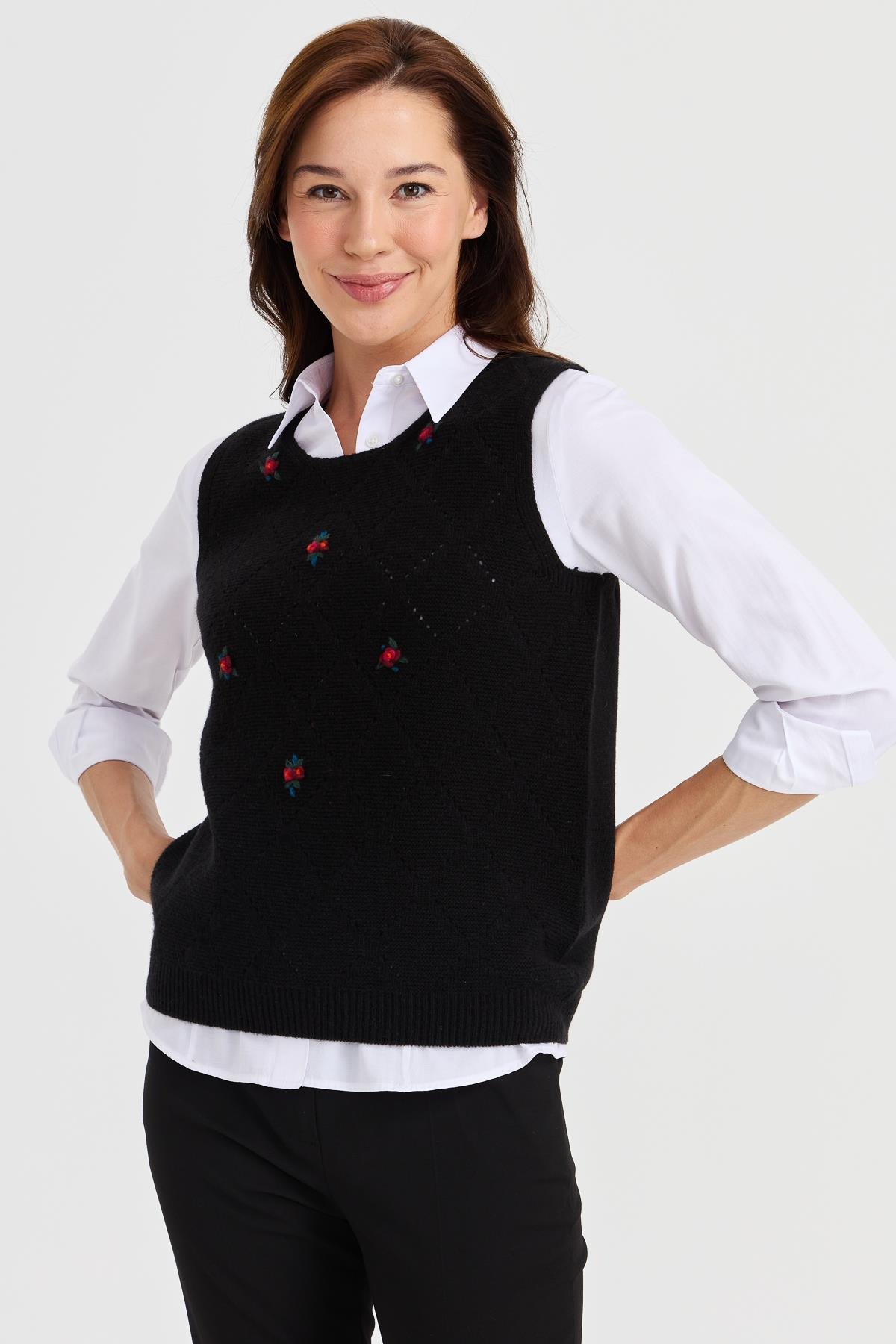 23160Kadın Sıfır Yaka Önü Baklava Linksli Yün Süveter Siyah