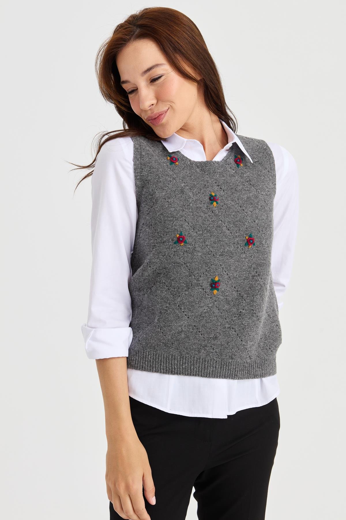 23160Kadın Sıfır Yaka Önü Baklava Linksli Yün Süveter Füme